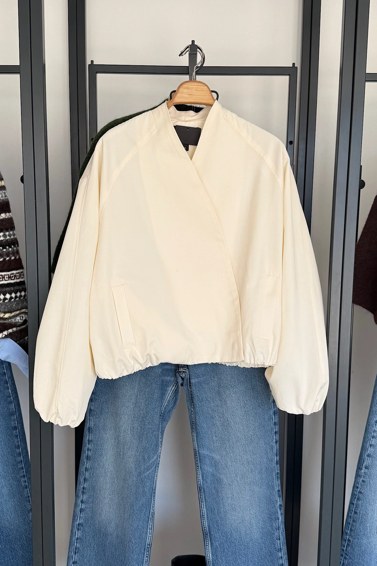 Kruvaze Kısa Bomber Mont Krem