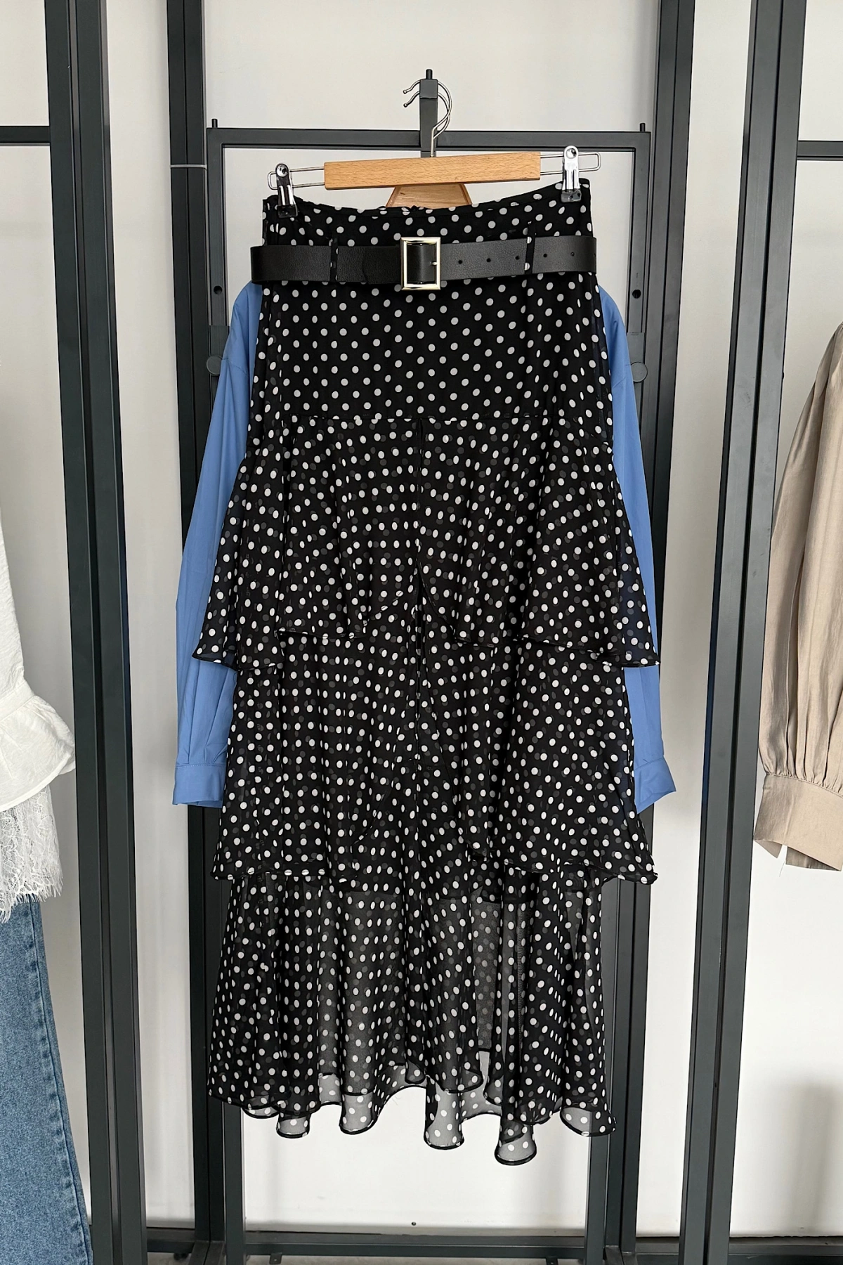 Önden Yırtmaçlı Çok Katlı Etek Puantiyeli