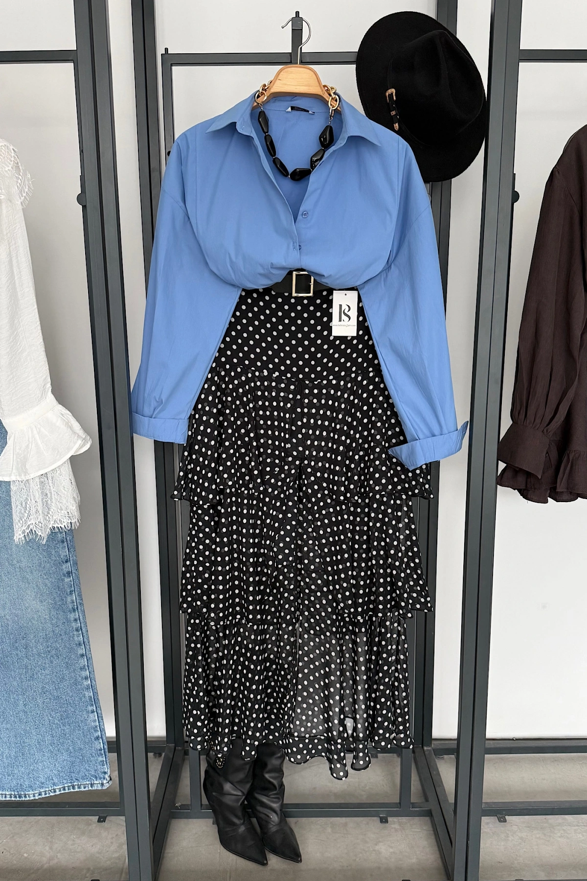 Önden Yırtmaçlı Çok Katlı Etek Puantiyeli