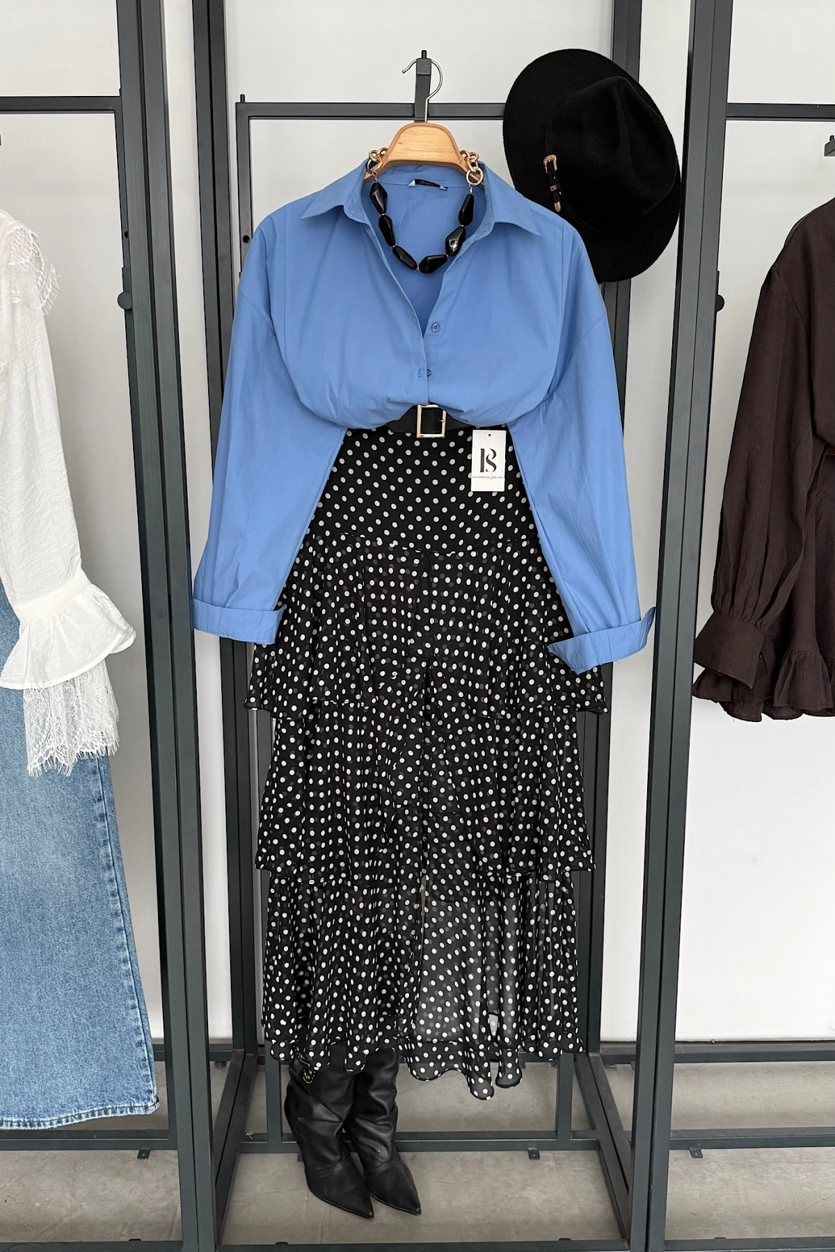 Önden Yırtmaçlı Çok Katlı Etek Puantiyeli