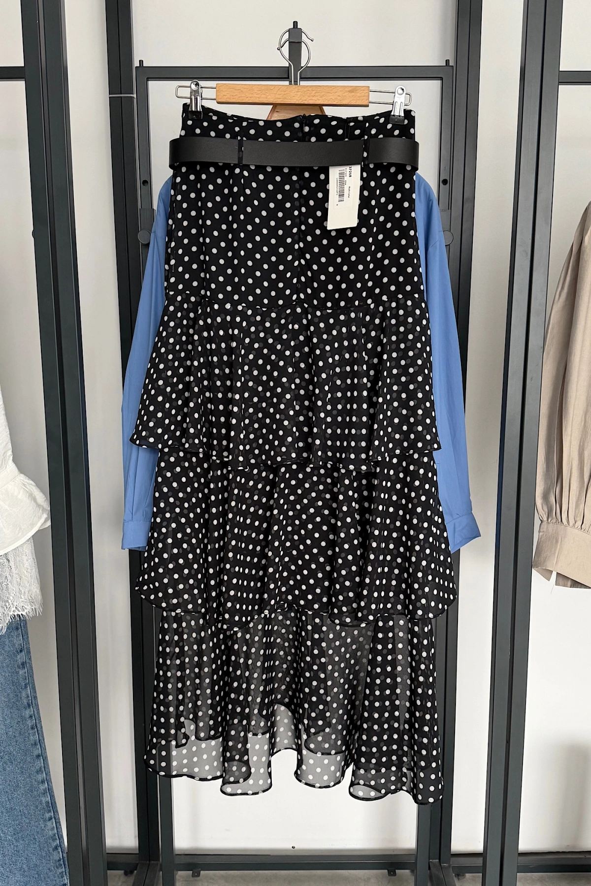 Önden Yırtmaçlı Çok Katlı Etek Puantiyeli