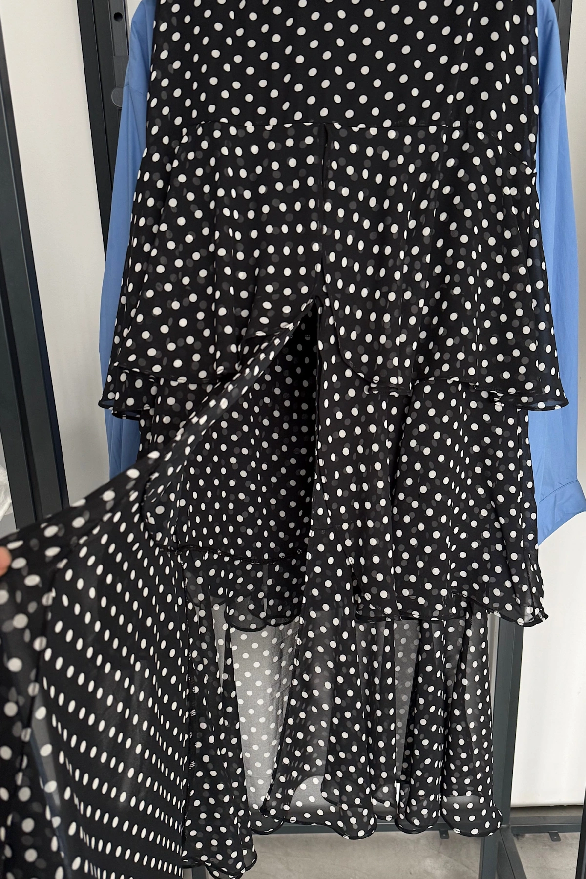 Önden Yırtmaçlı Çok Katlı Etek Puantiyeli