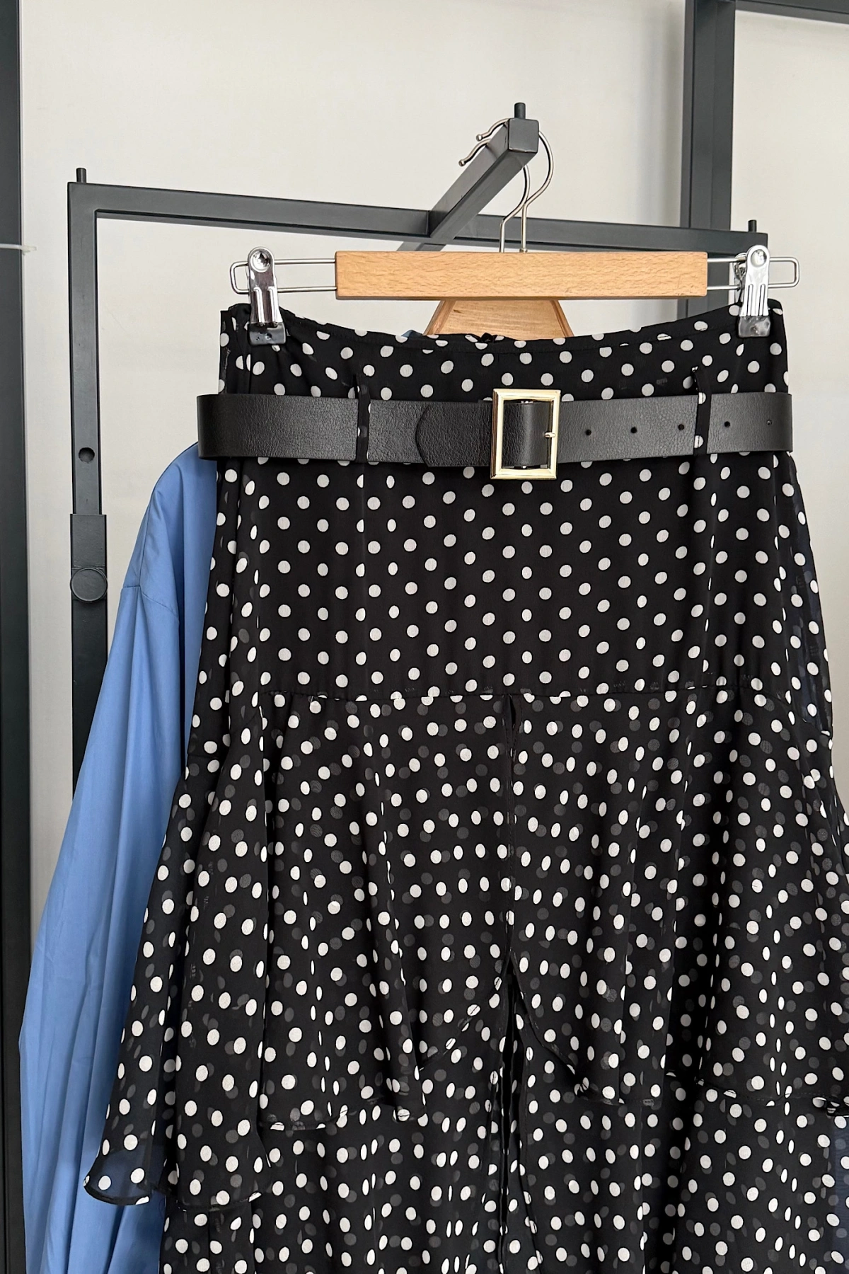 Önden Yırtmaçlı Çok Katlı Etek Puantiyeli