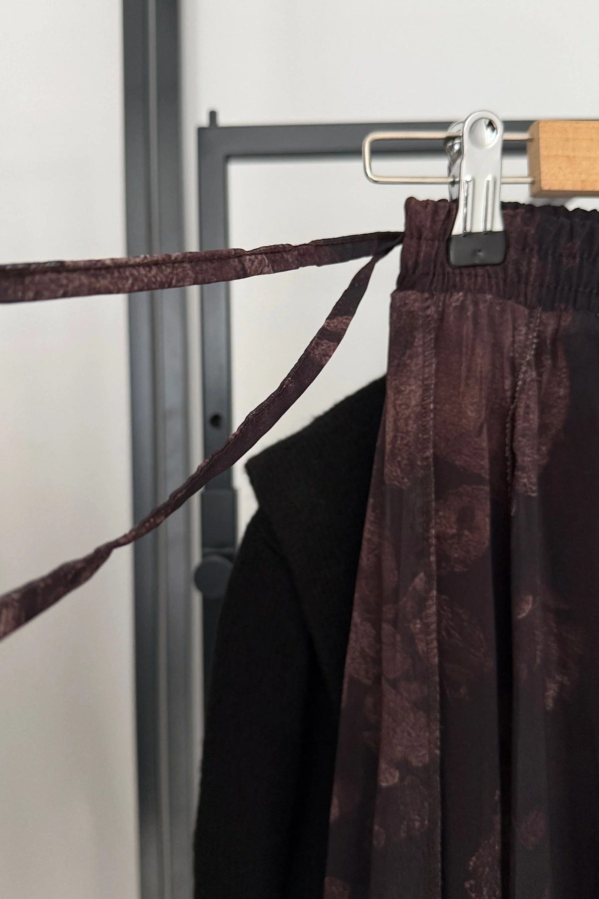 Pislik İsli Asimetrik Kesim İçi Astarlı Etek Kahverengi