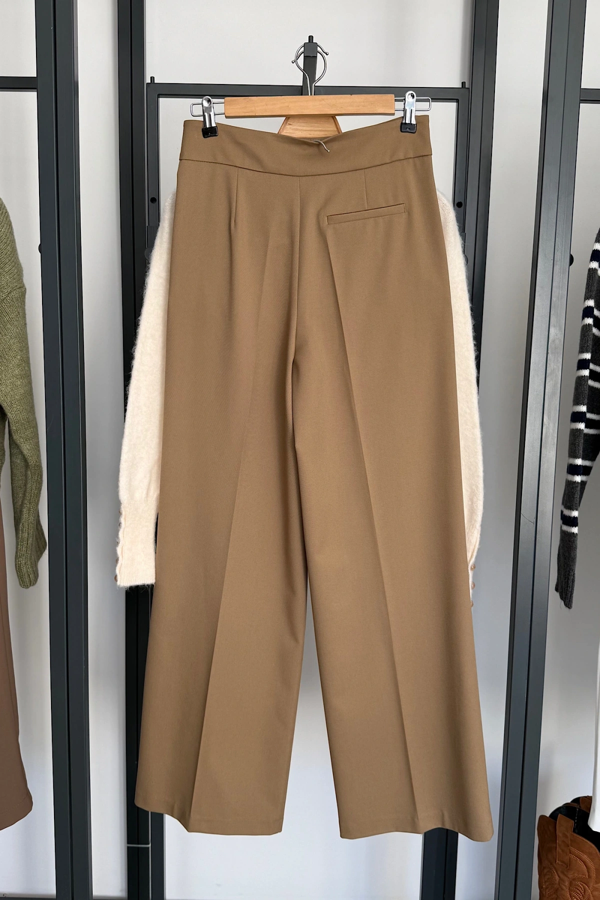 Rahat Kalıp Kemerli Geniş Paça Pantolon Camel