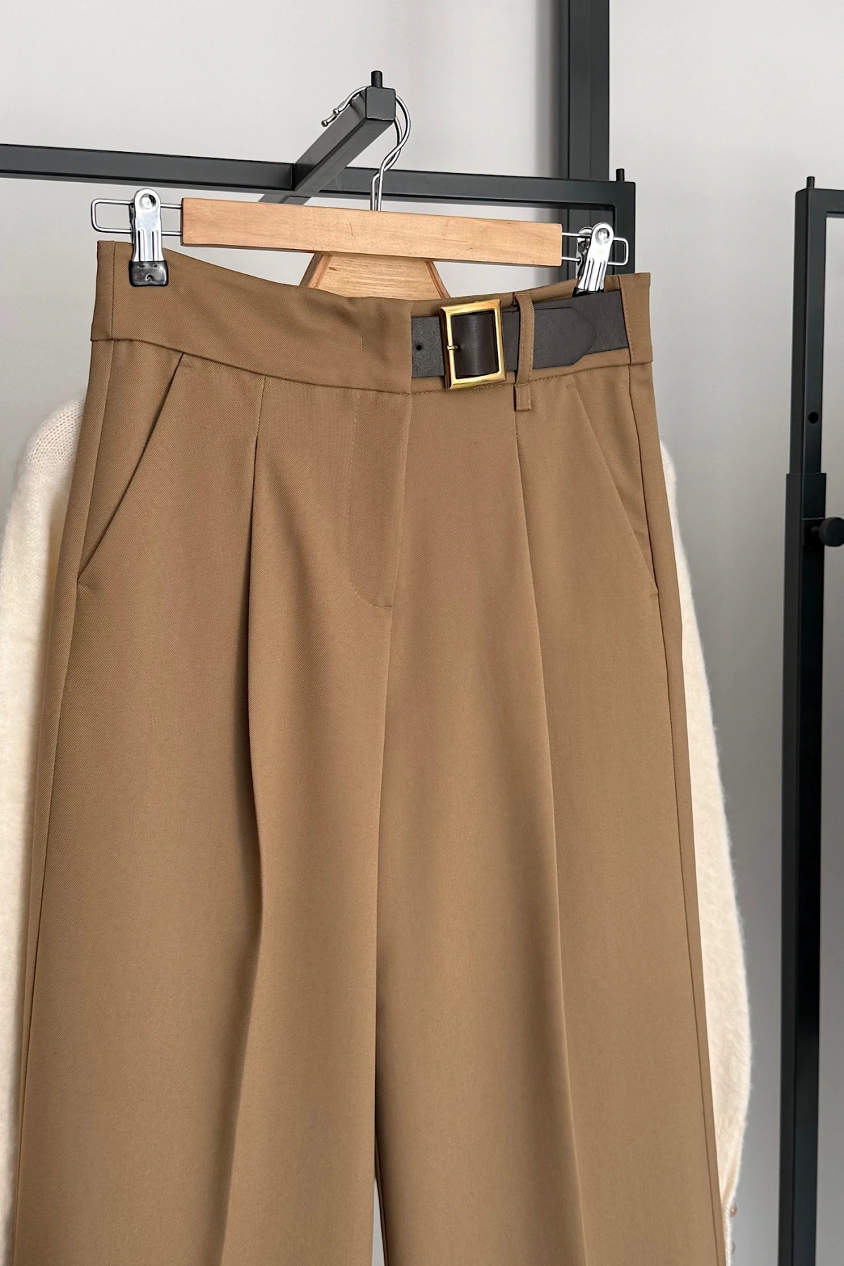 Rahat Kalıp Kemerli Geniş Paça Pantolon Camel