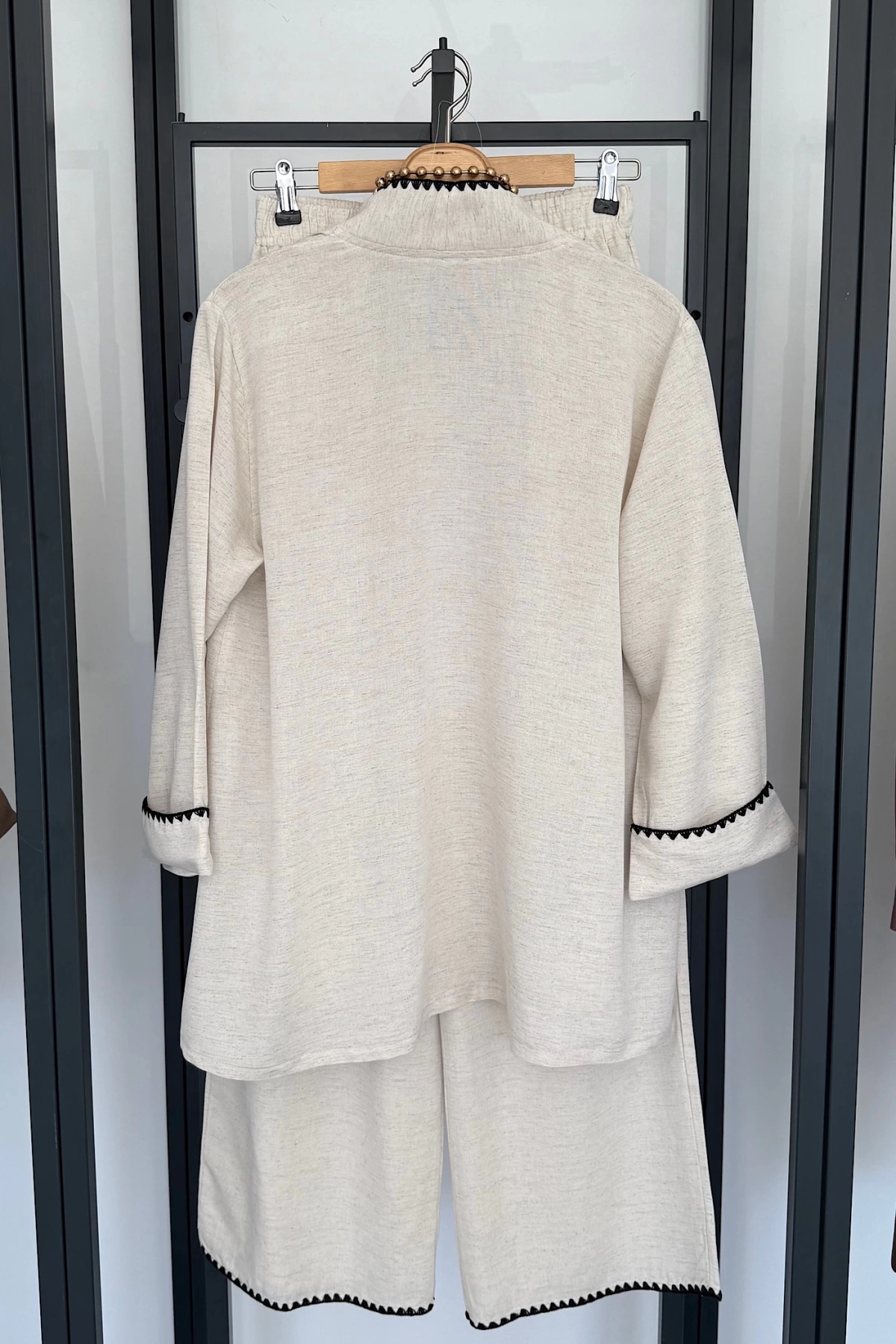Şerit Detay Pantolonlu Takım Natural