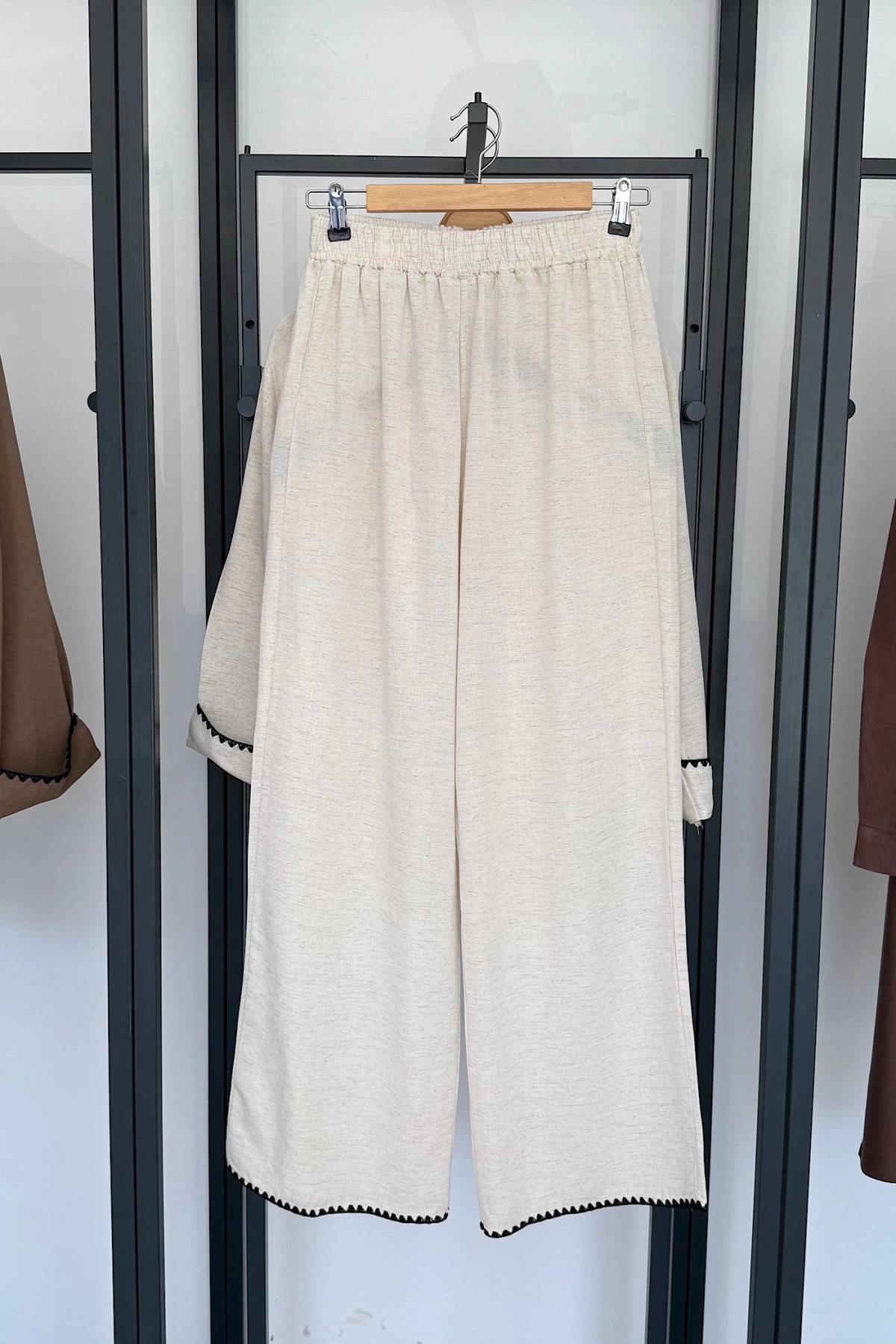 Şerit Detay Pantolonlu Takım Natural