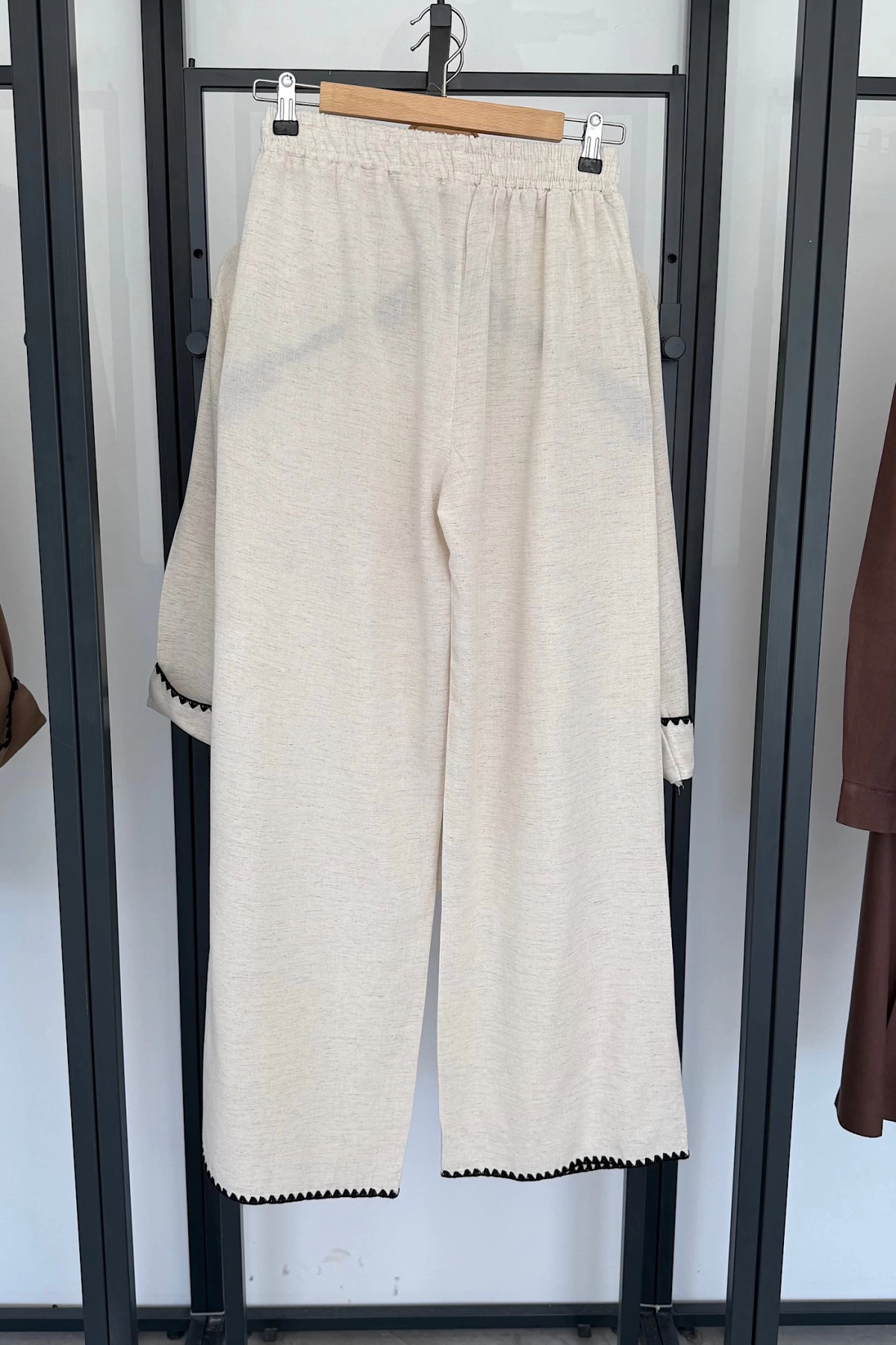 Şerit Detay Pantolonlu Takım Natural