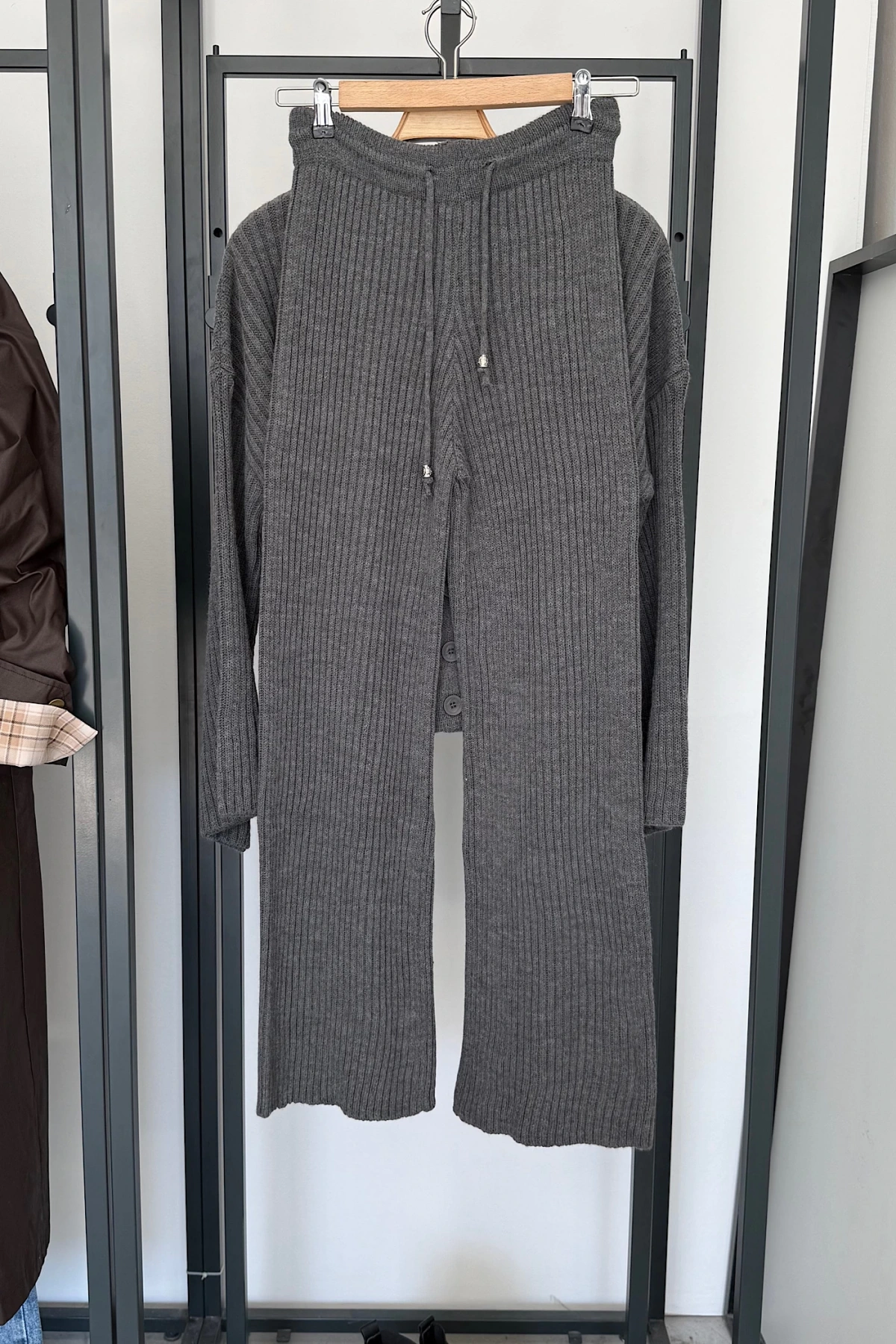 Şeritli Önden Düğmeli Takım Gri