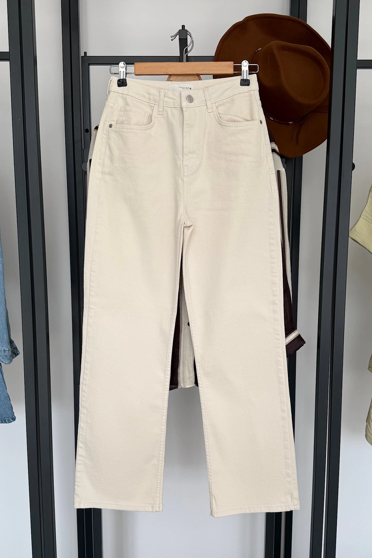 Straight Fit Jean Ekru