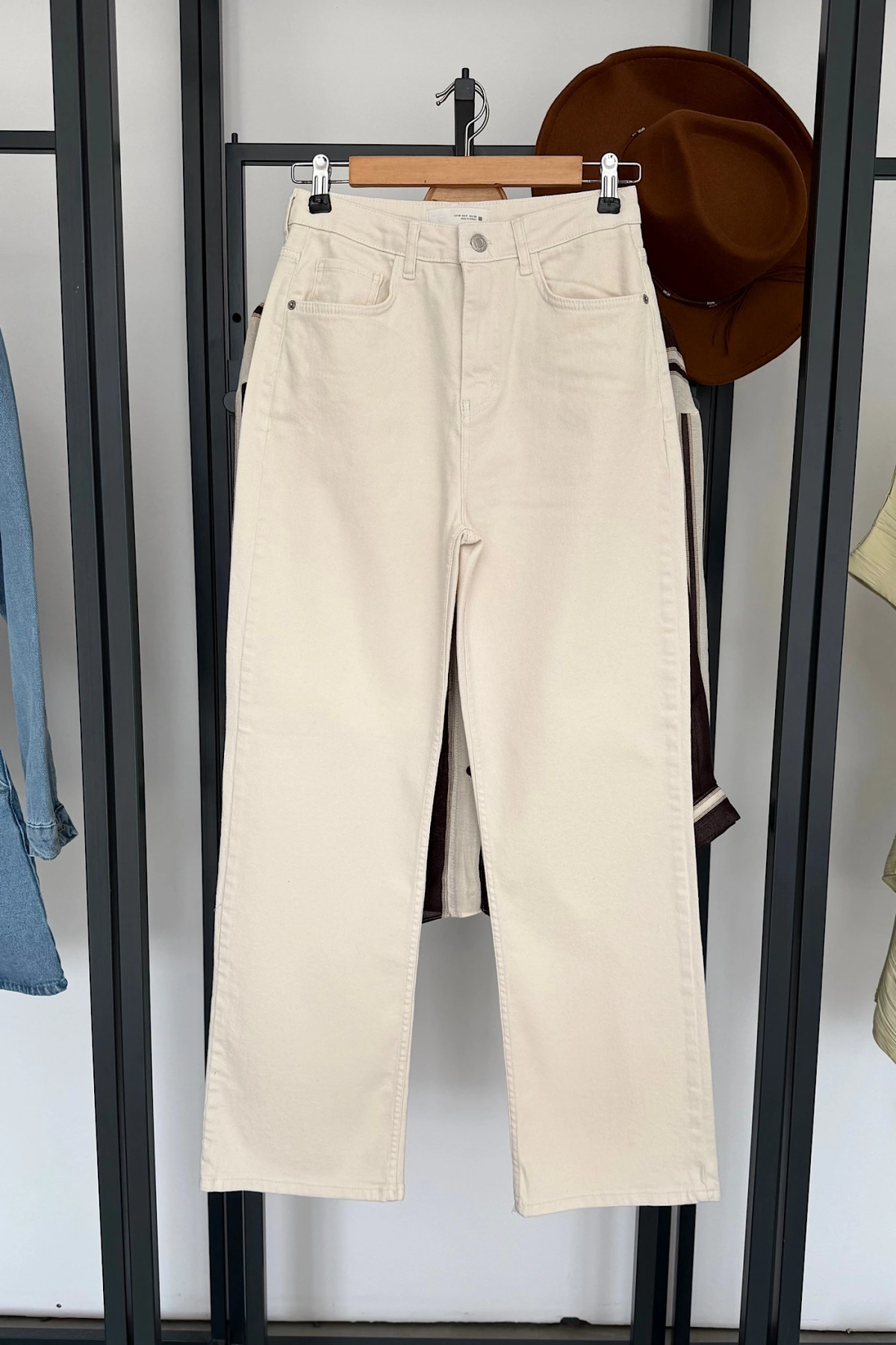 Straight Fit Jean Ekru