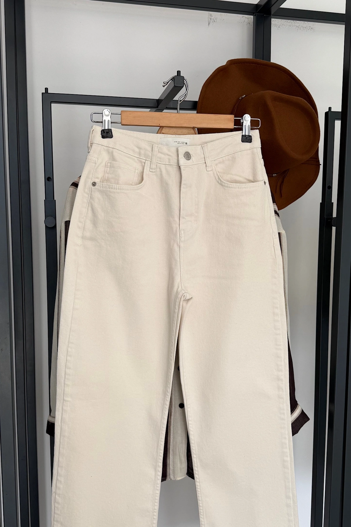 Straight Fit Jean Ekru