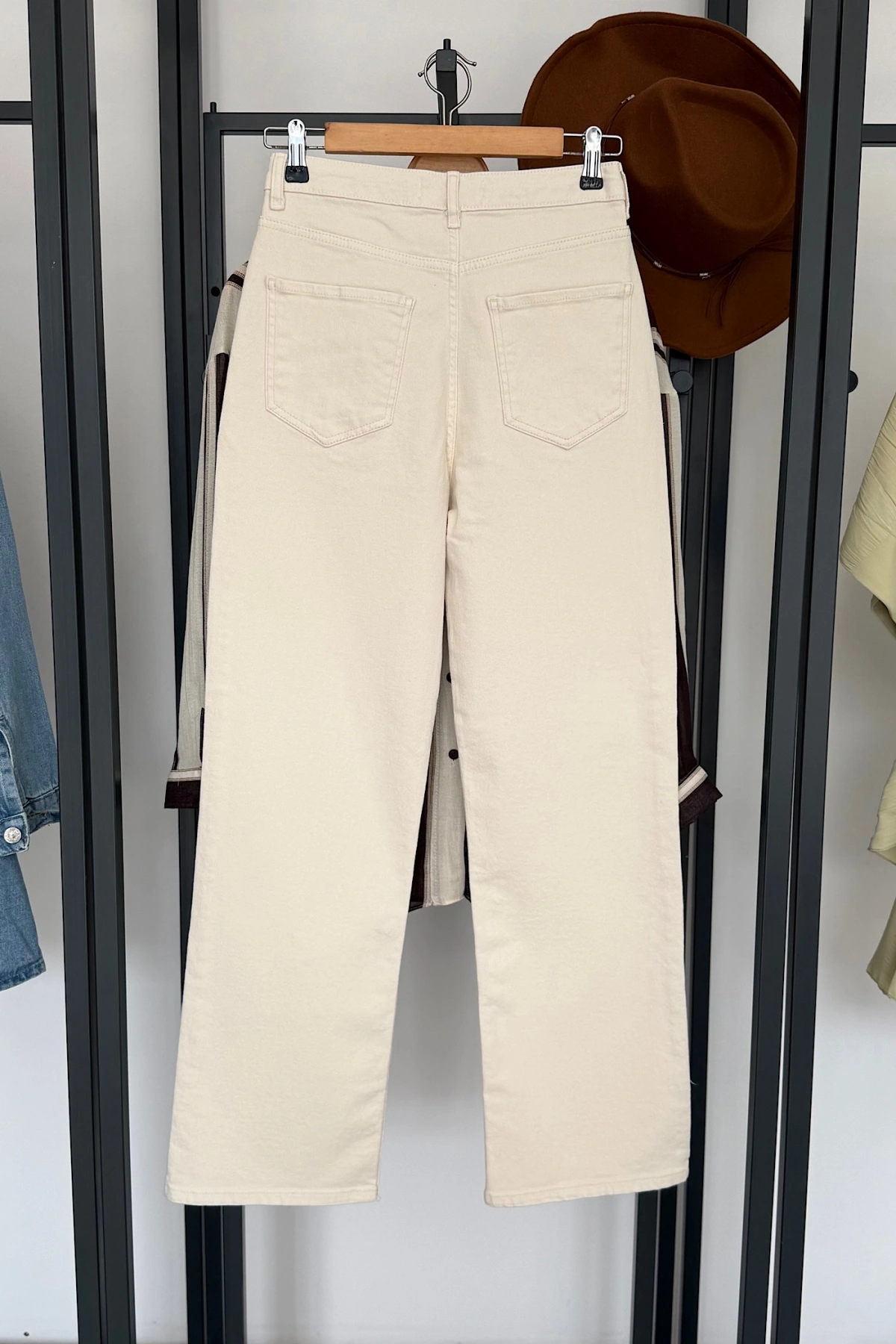 Straight Fit Jean Ekru