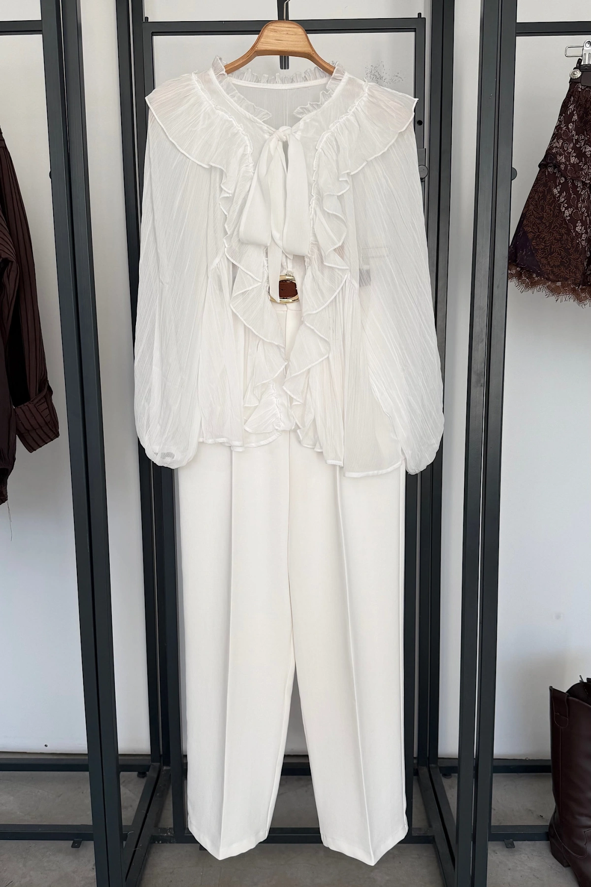 Tasarım Volanlı Bağlama Detaylı Gömlek Beyaz