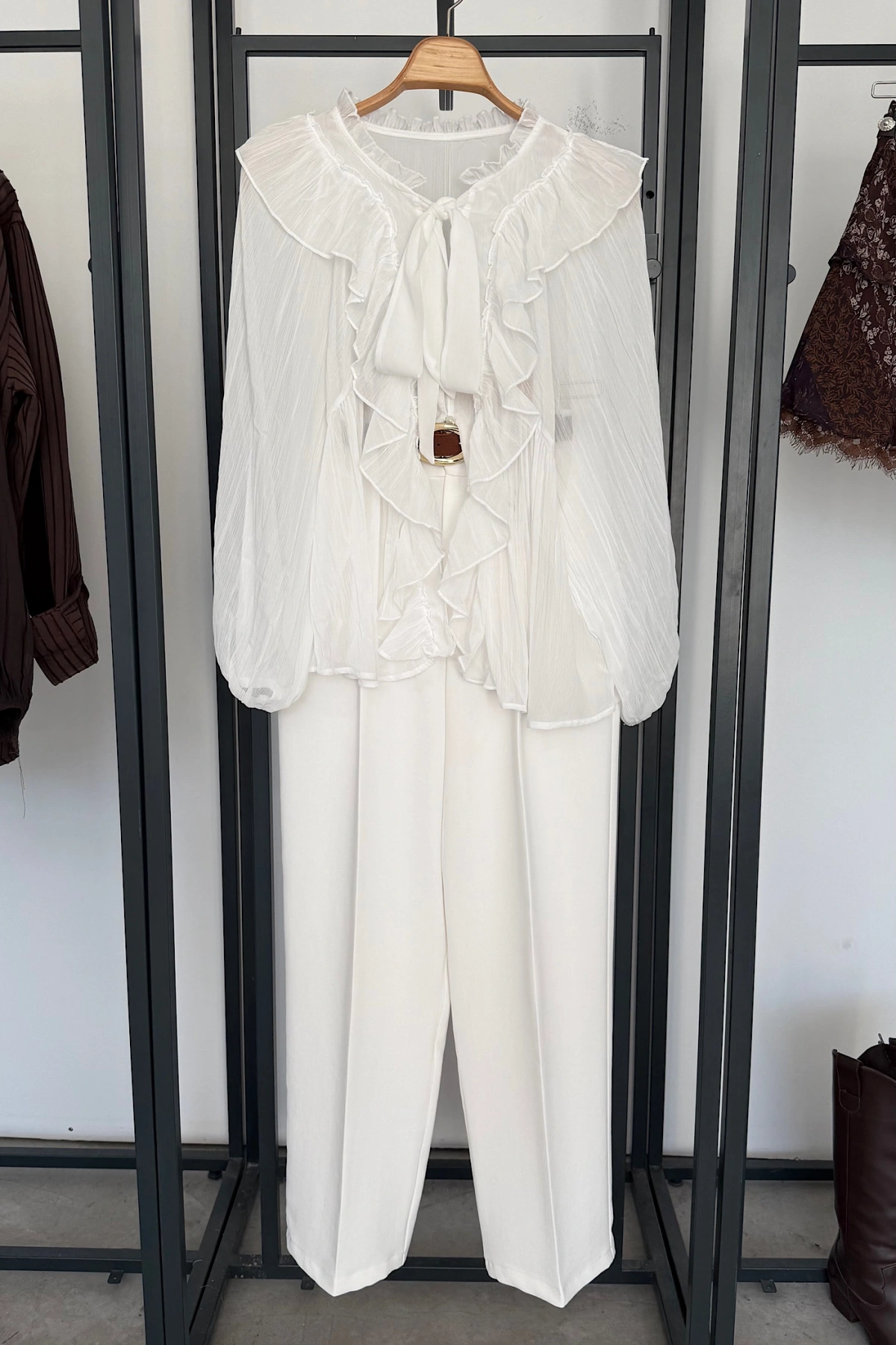 Tasarım Volanlı Bağlama Detaylı Gömlek Beyaz