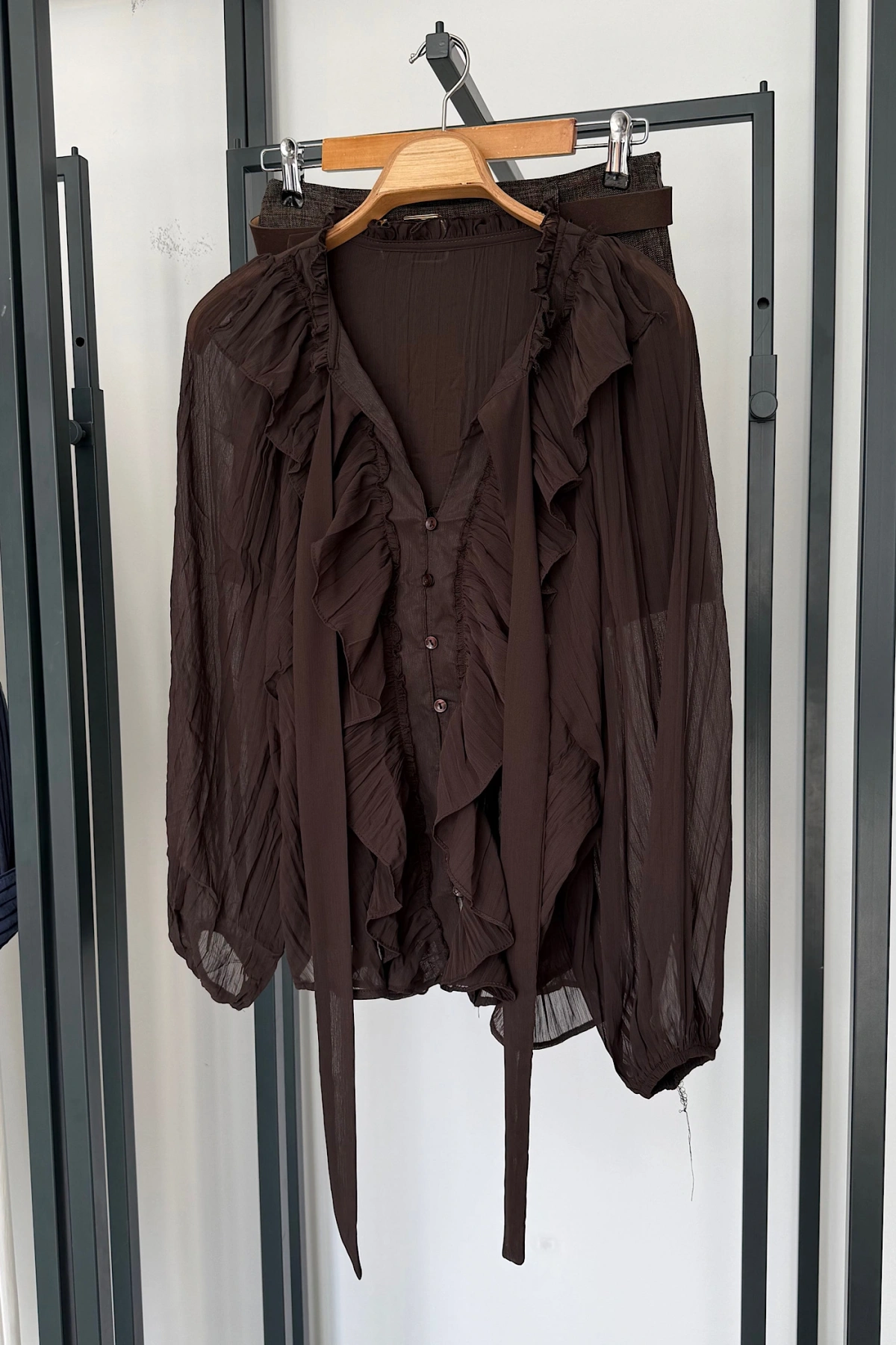 Tasarım Volanlı Bağlama Detaylı Gömlek Kahverengi