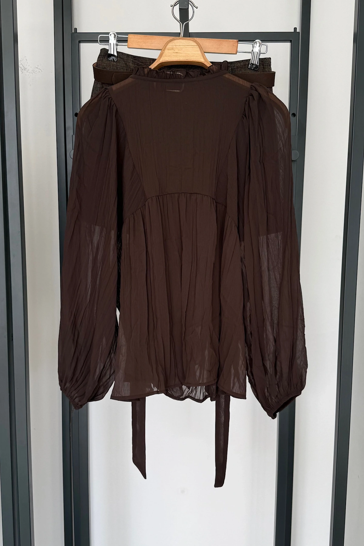 Tasarım Volanlı Bağlama Detaylı Gömlek Kahverengi