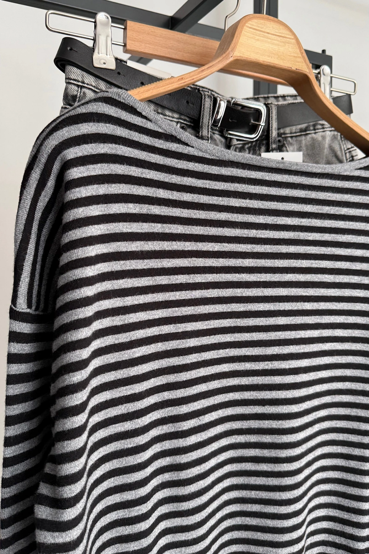 Tek Omzu Açık Çizgili Kazak Koyu Gri-Siyah