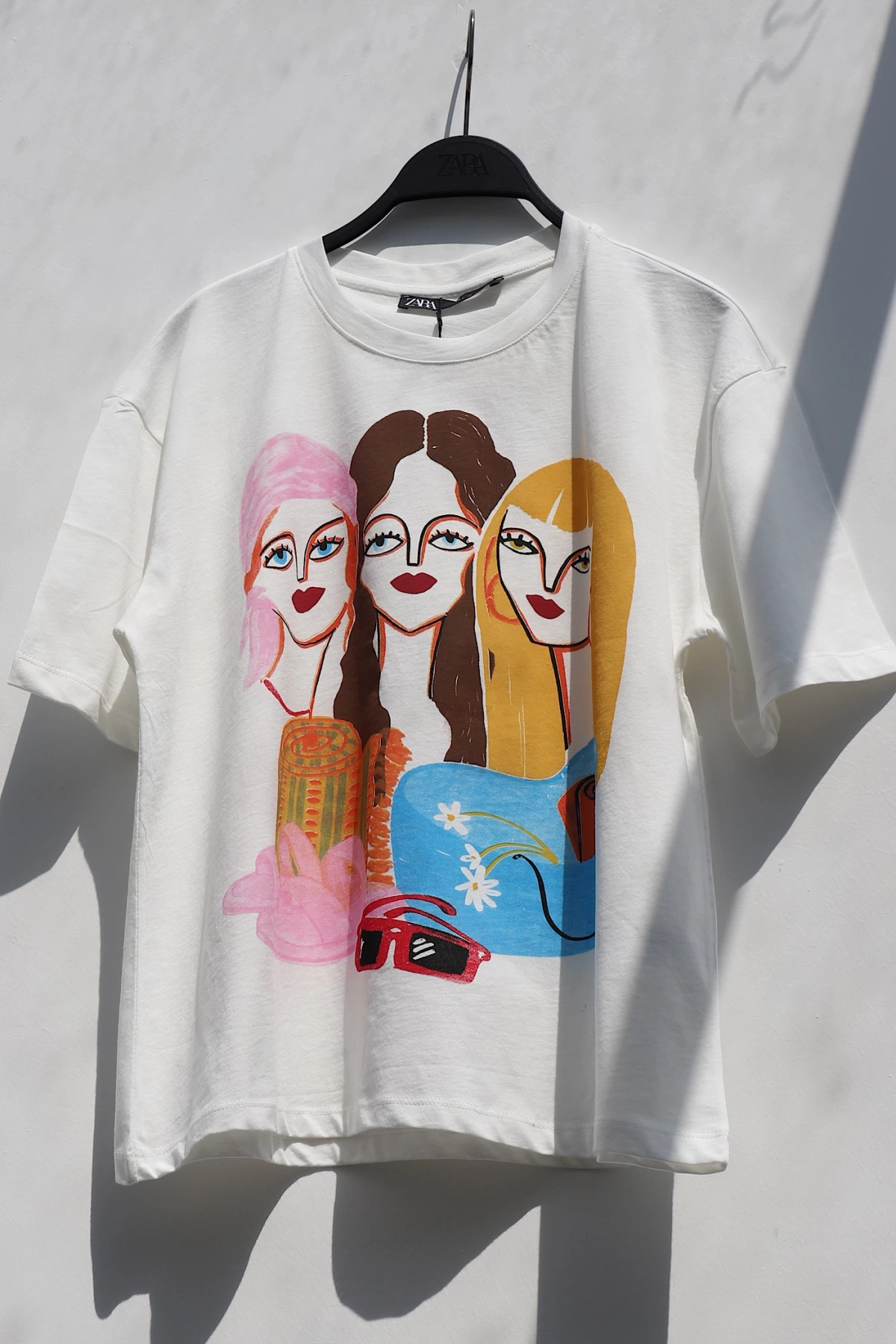 Üç Kız Figürlü T-Shirt Ekru