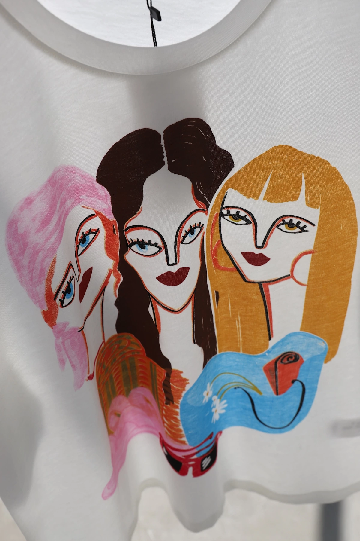 Üç Kız Figürlü T-Shirt Ekru