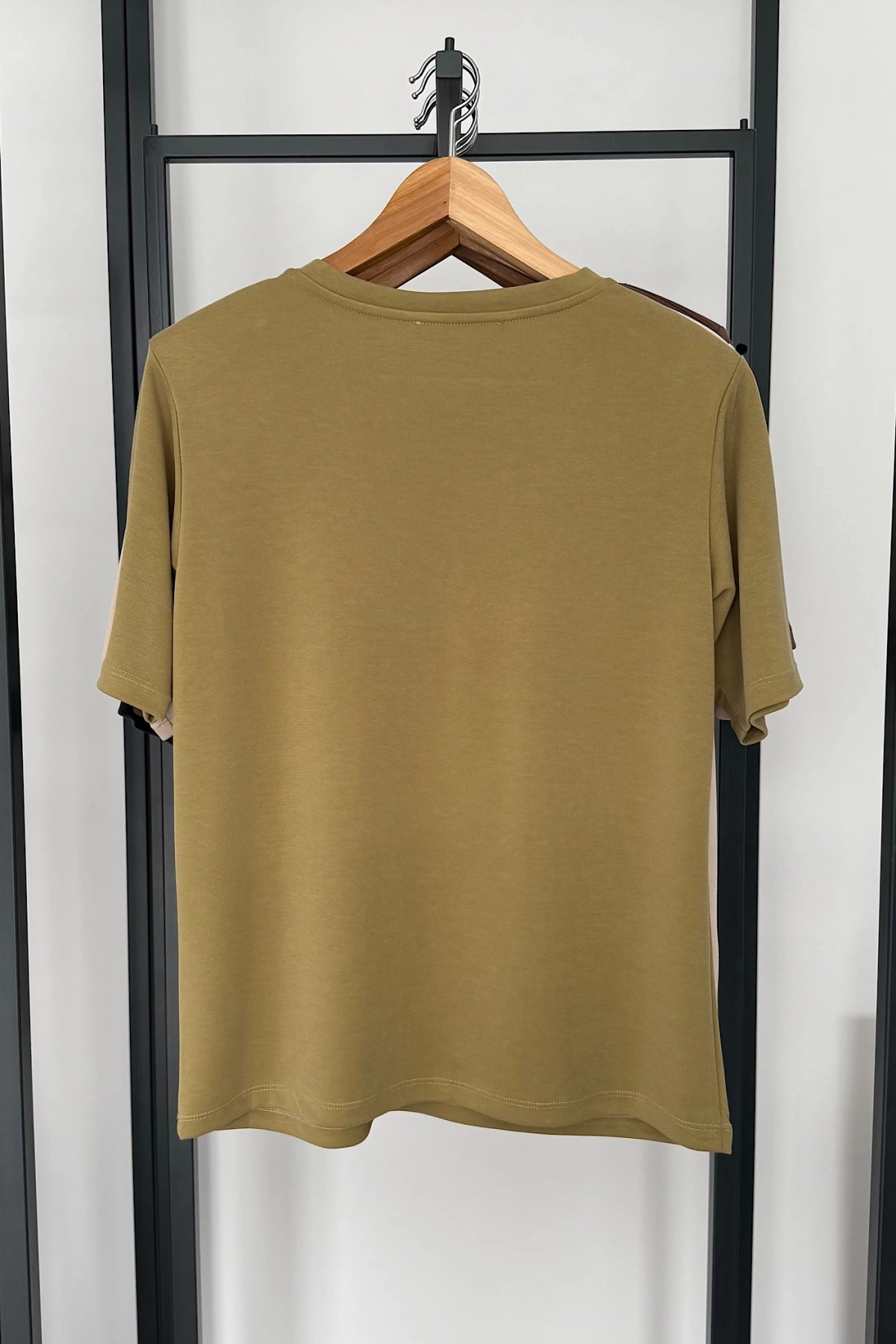 V Yaka Omuz Vatkalı Salaş T-Shirt Olive