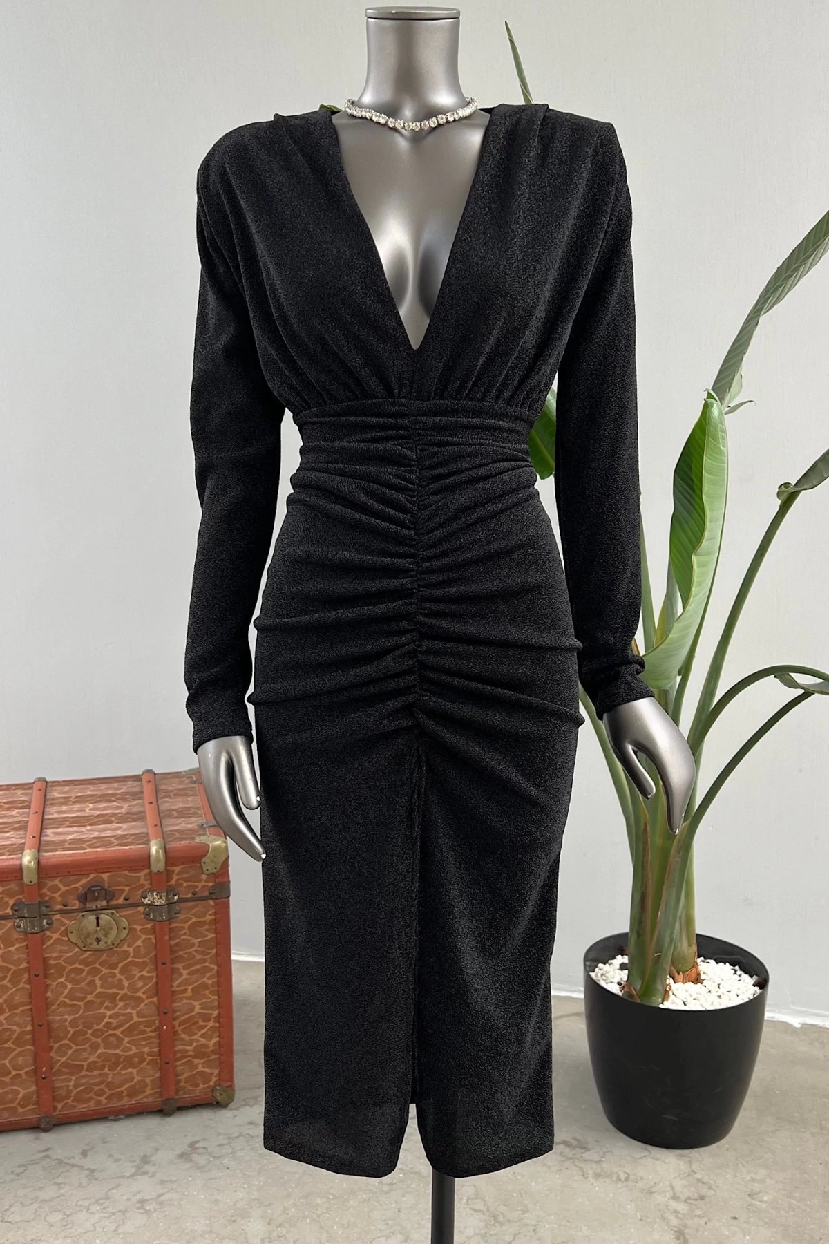 Sholder Padded Shirring and Slit Dress / Black