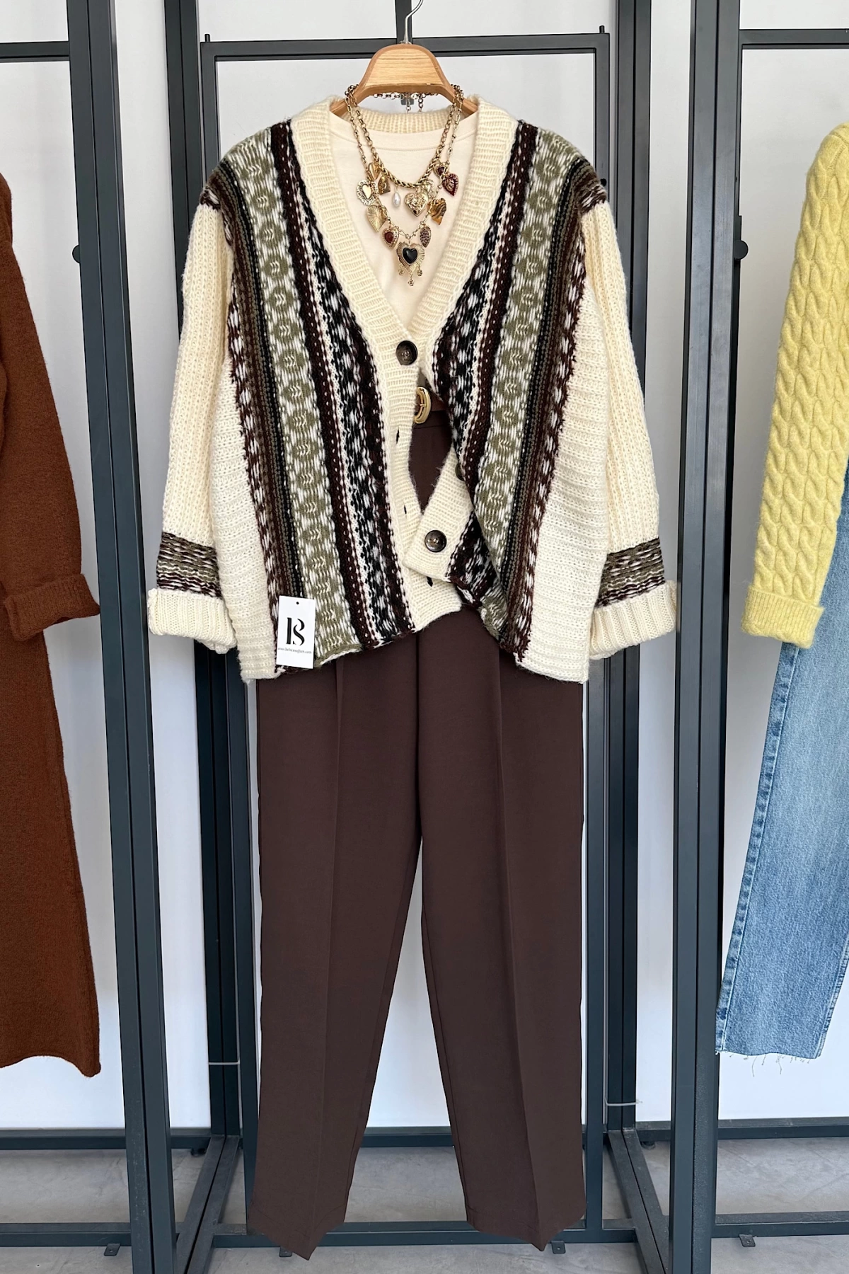 Vintage Dört Düğmeli Hırka Krem