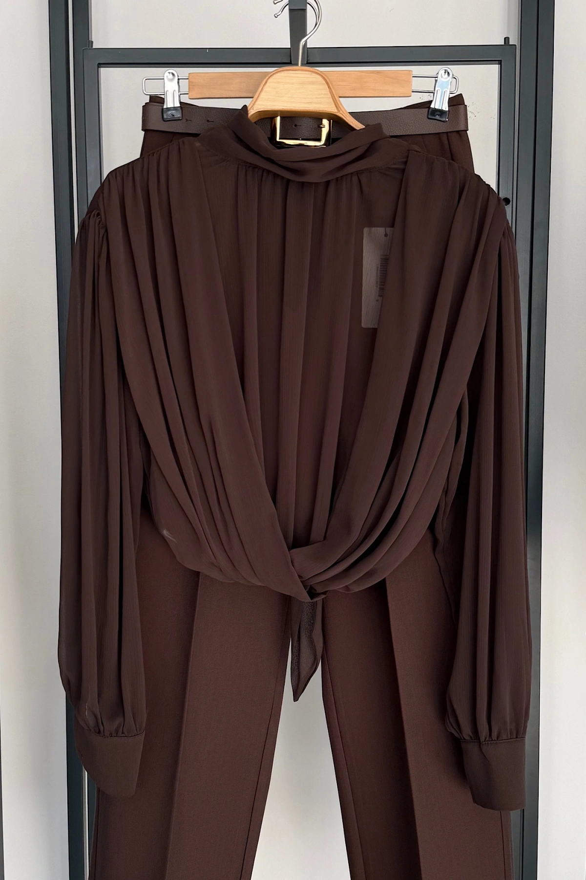 Volanlı Dik Yaka Bluz Kahverengi