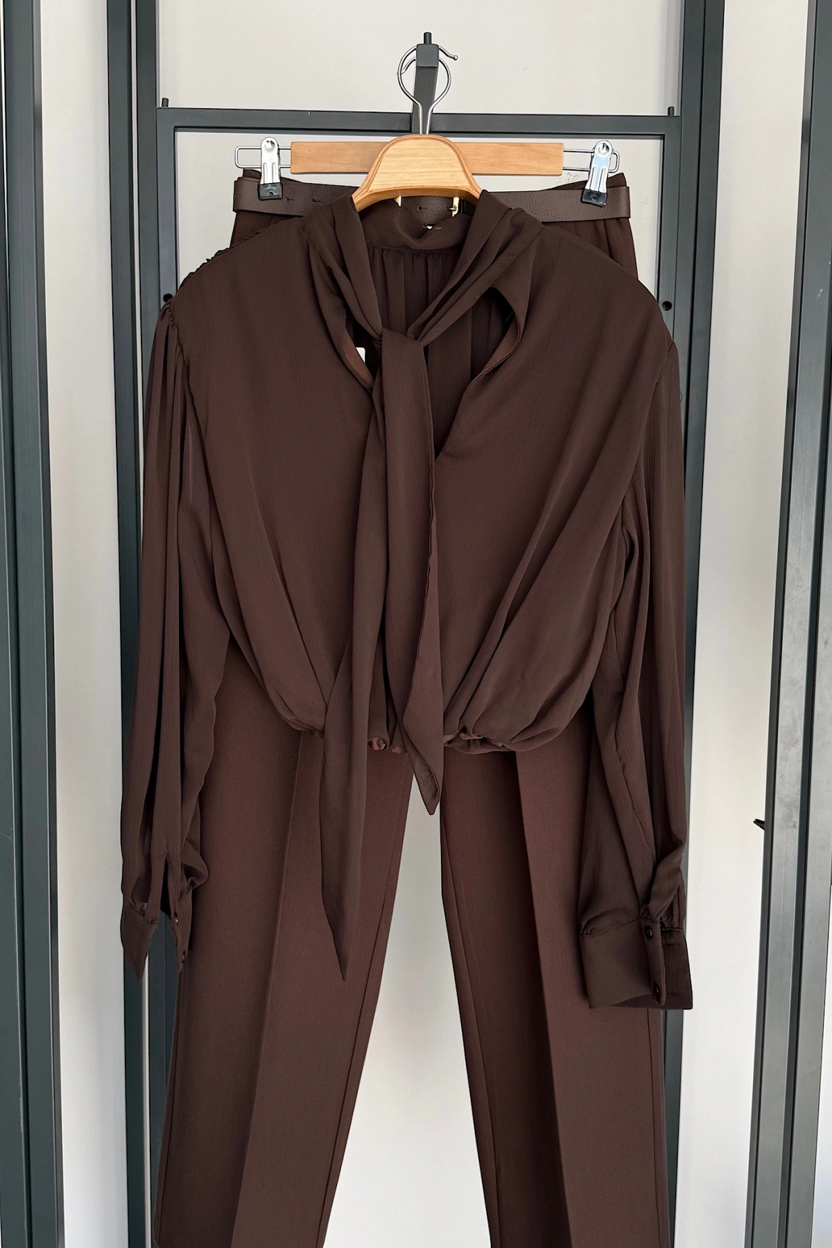 Volanlı Dik Yaka Bluz Kahverengi