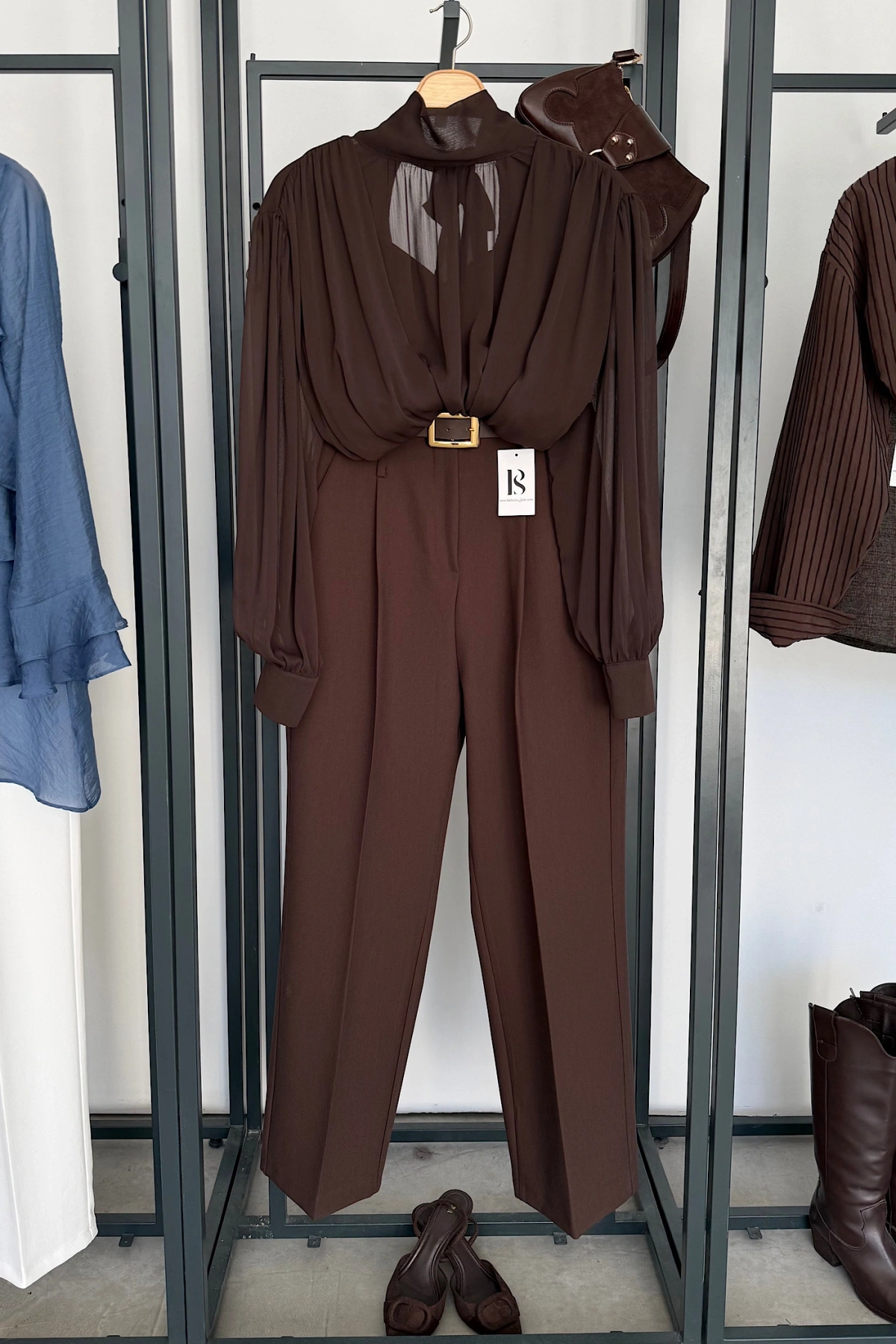 Volanlı Dik Yaka Bluz Kahverengi