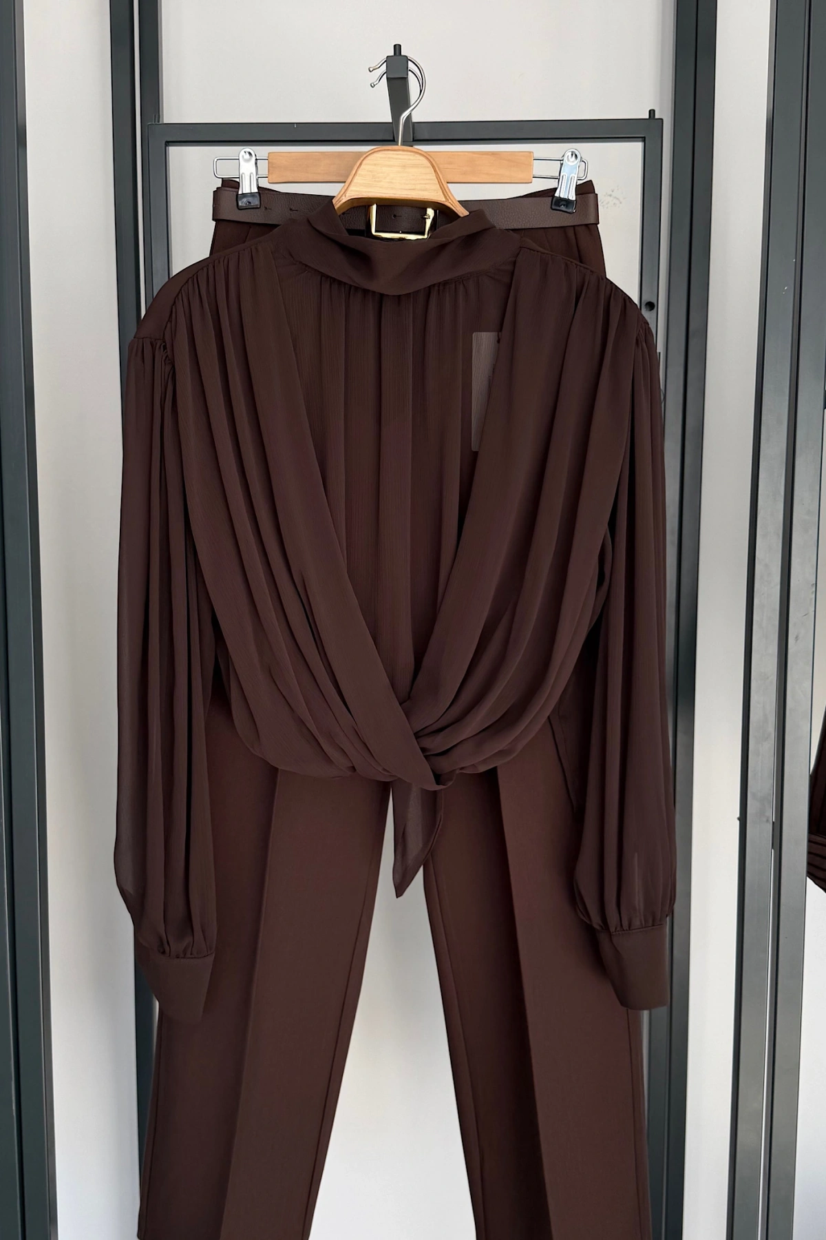 Volanlı Dik Yaka Bluz Kahverengi