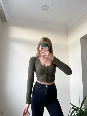 Haki Crop Düğmeli Hırka
