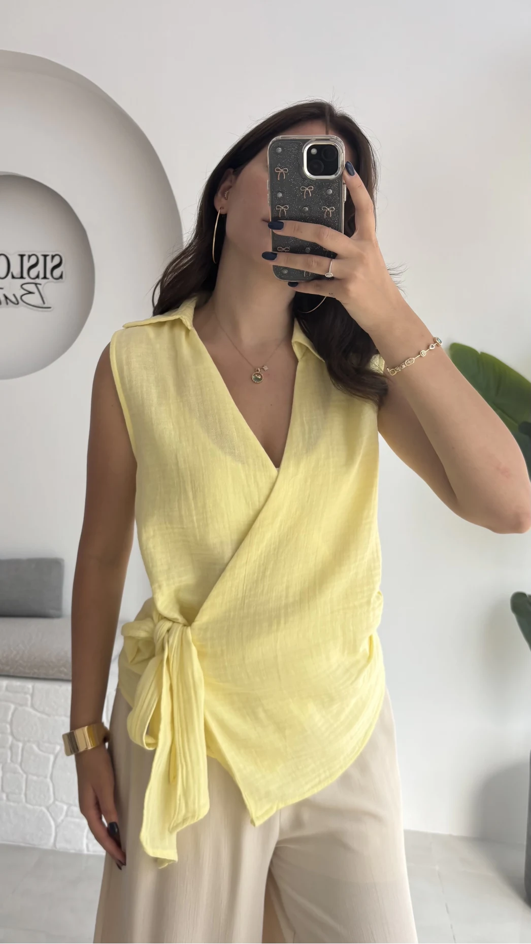 1036 - Rarity Polo Yaka Sıfır Kol Müslin Bluz - Sarı