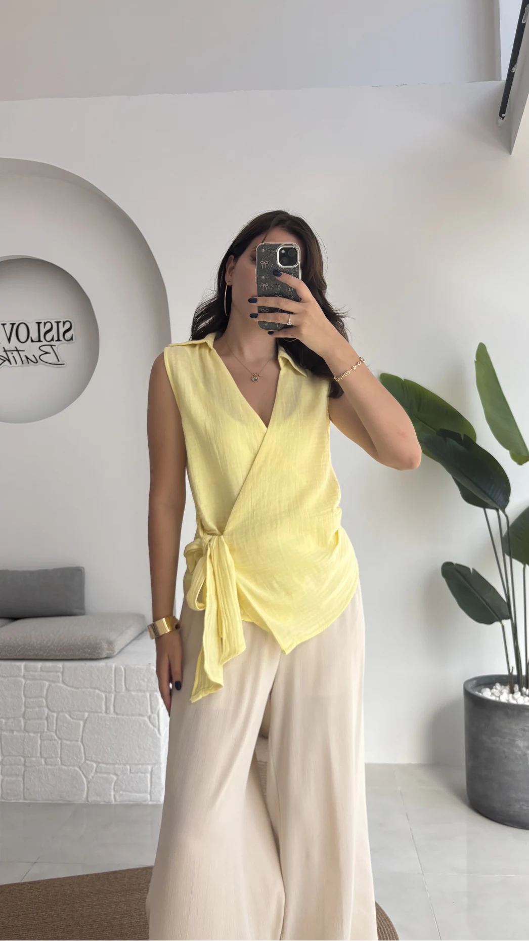 1036 - Rarity Polo Yaka Sıfır Kol Müslin Bluz - Sarı