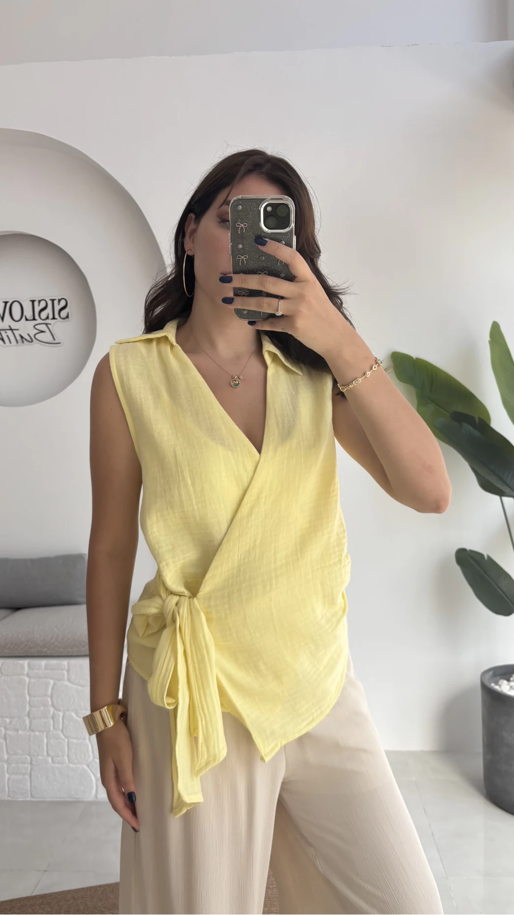 1036 - Rarity Polo Yaka Sıfır Kol Müslin Bluz - Sarı