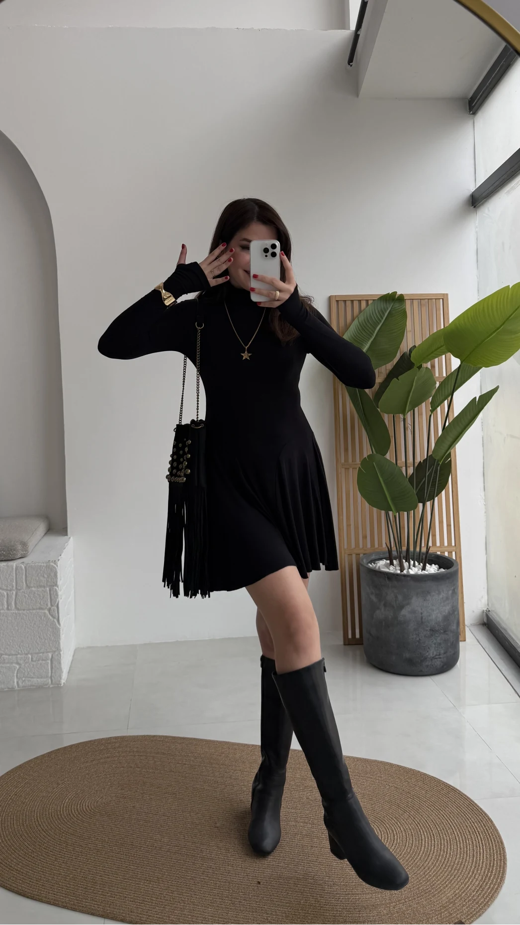 Boğazlı Uzun Kollu Parmak Geçmeli Eteği Volanlı Kısa Elbise -Siyah