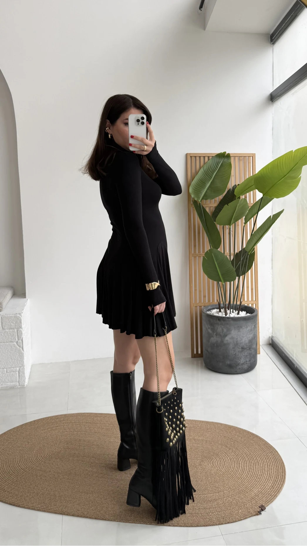 Boğazlı Uzun Kollu Parmak Geçmeli Eteği Volanlı Kısa Elbise -Siyah