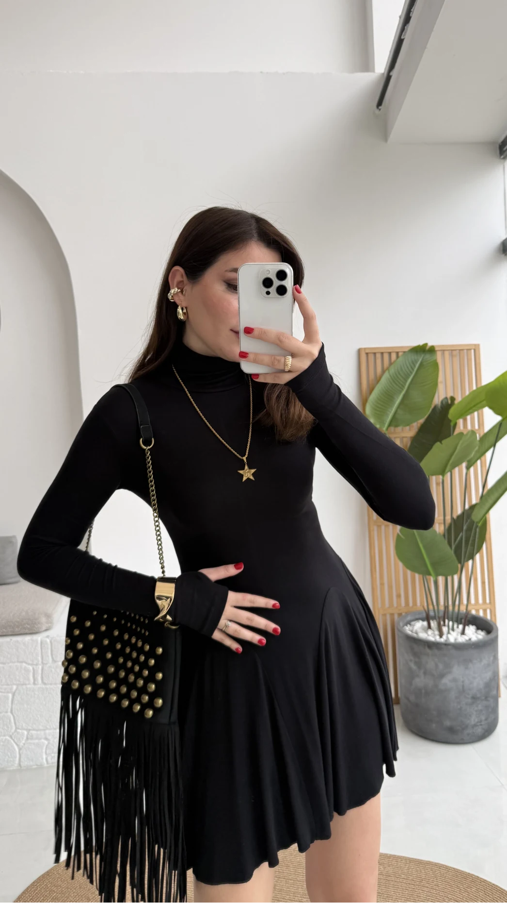 Boğazlı Uzun Kollu Parmak Geçmeli Eteği Volanlı Kısa Elbise -Siyah