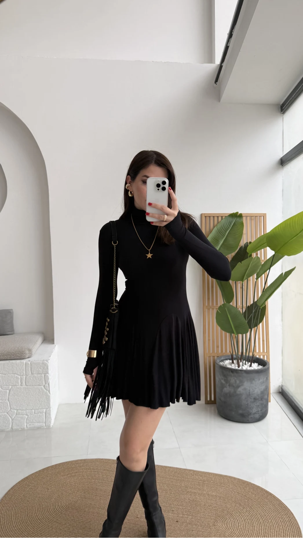 Boğazlı Uzun Kollu Parmak Geçmeli Eteği Volanlı Kısa Elbise -Siyah