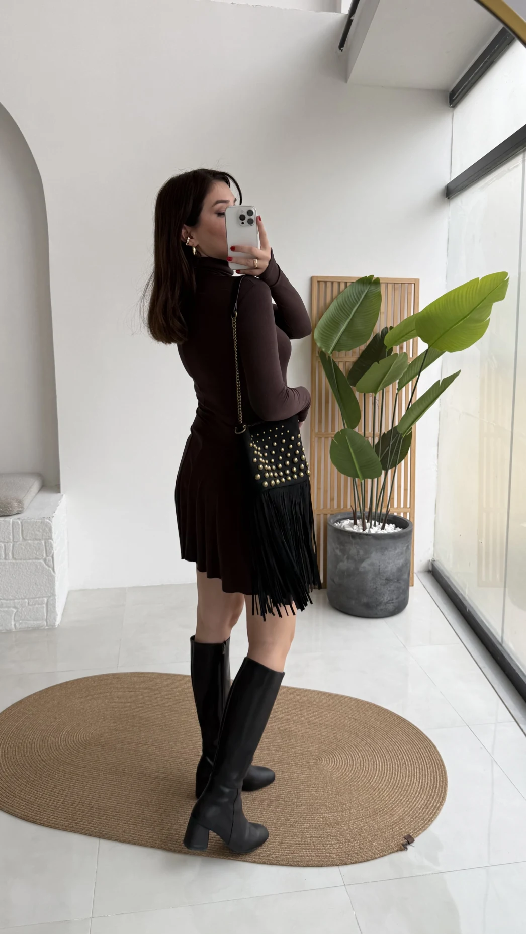 Boğazlı Uzun Kollu Parmak Geçmeli Eteği Volanlı Kısa Elbise - Acı Kahve