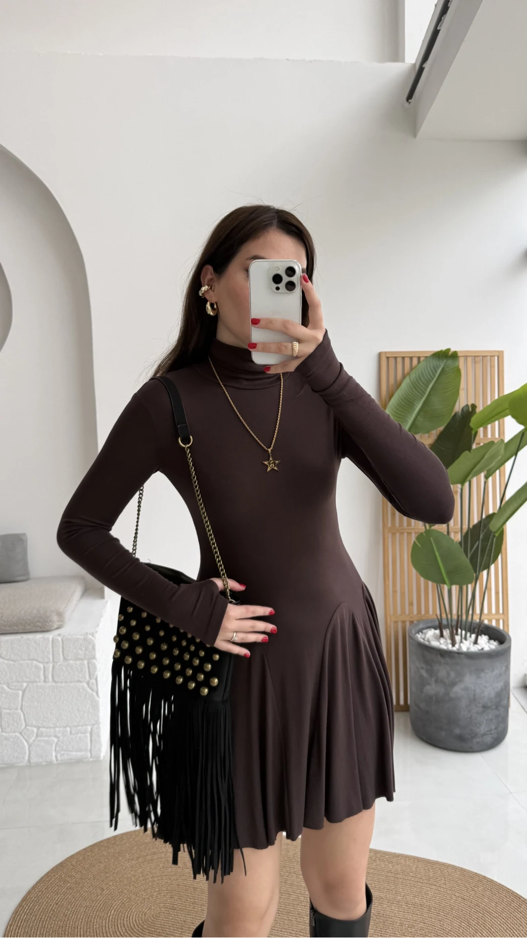 Boğazlı Uzun Kollu Parmak Geçmeli Eteği Volanlı Kısa Elbise - Acı Kahve