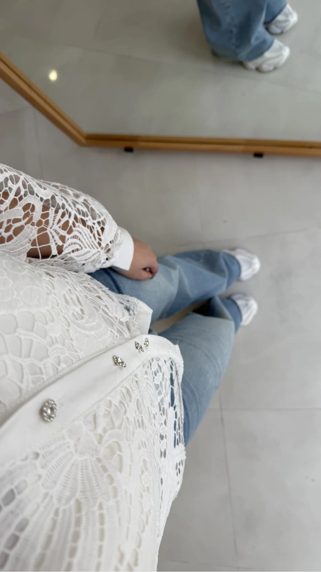 Çiçek Düğmeli Dantelli Gömlek - Beyaz - Kod: 39397