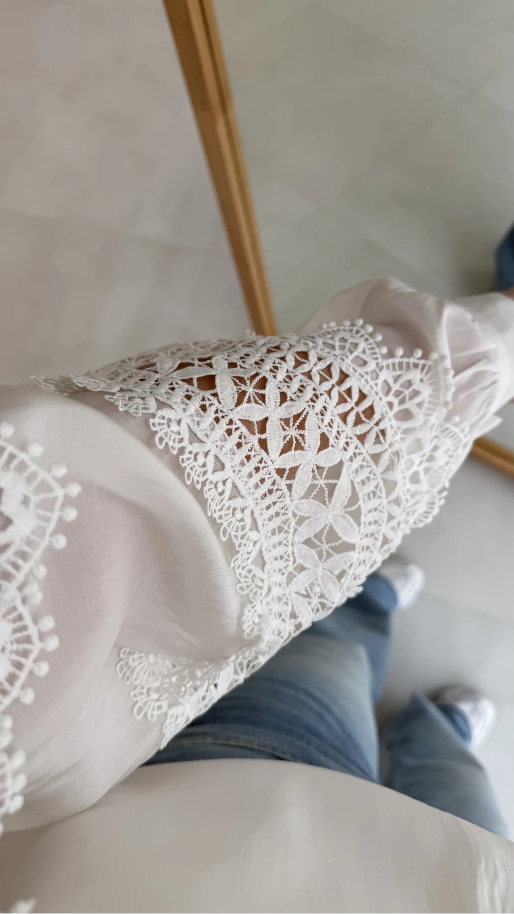 Çiçek Düğmeli Dantelli Gömlek - Beyaz - Kod: 39397