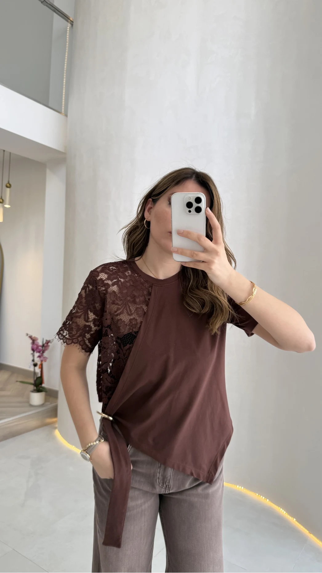 Asimetrik Kesim Dantel Detaylı Kemerli Bluz - Kahve - Kod: 2964