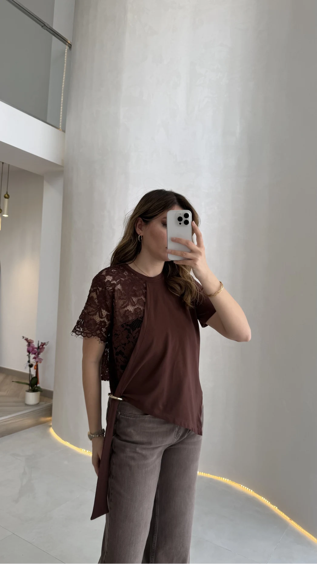 Asimetrik Kesim Dantel Detaylı Kemerli Bluz - Kahve - Kod: 2964