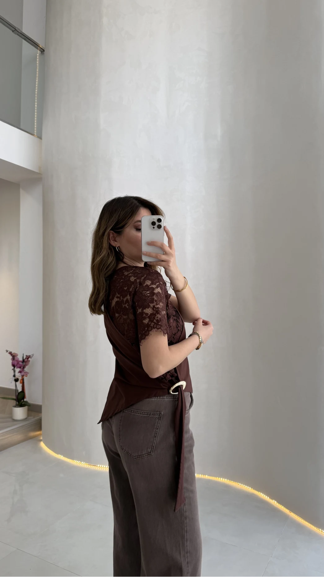 Asimetrik Kesim Dantel Detaylı Kemerli Bluz - Kahve - Kod: 2964