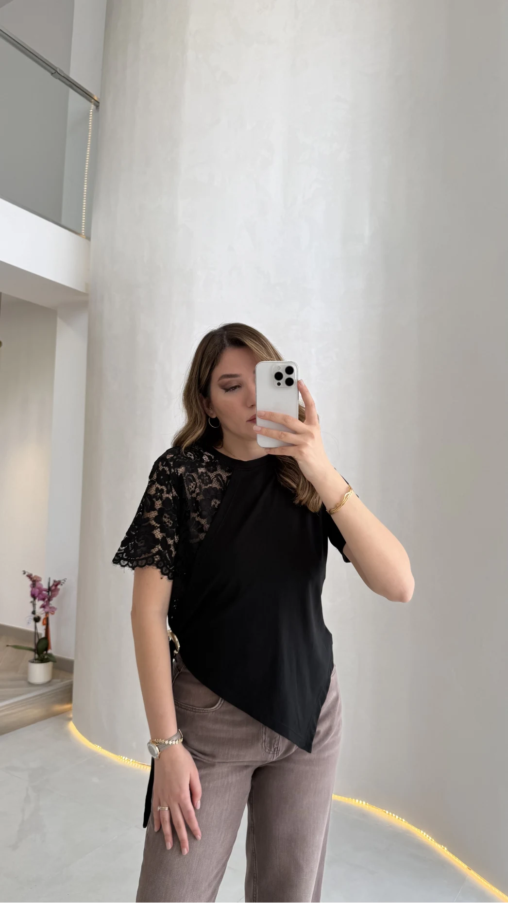 Asimetrik Kesim Dantel Detaylı Kemerli Bluz - Siyah - Kod: 2964