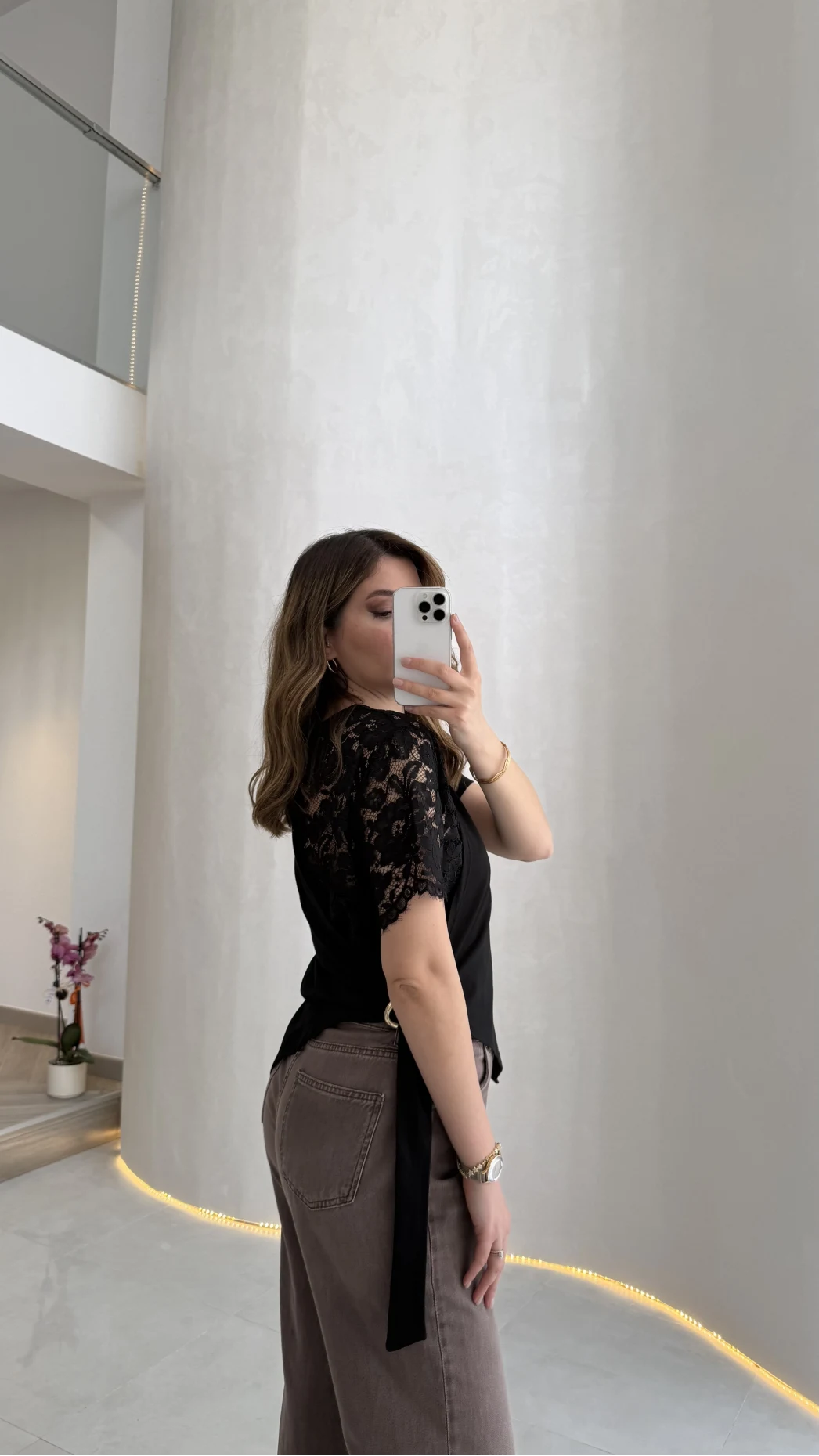 Asimetrik Kesim Dantel Detaylı Kemerli Bluz - Siyah - Kod: 2964