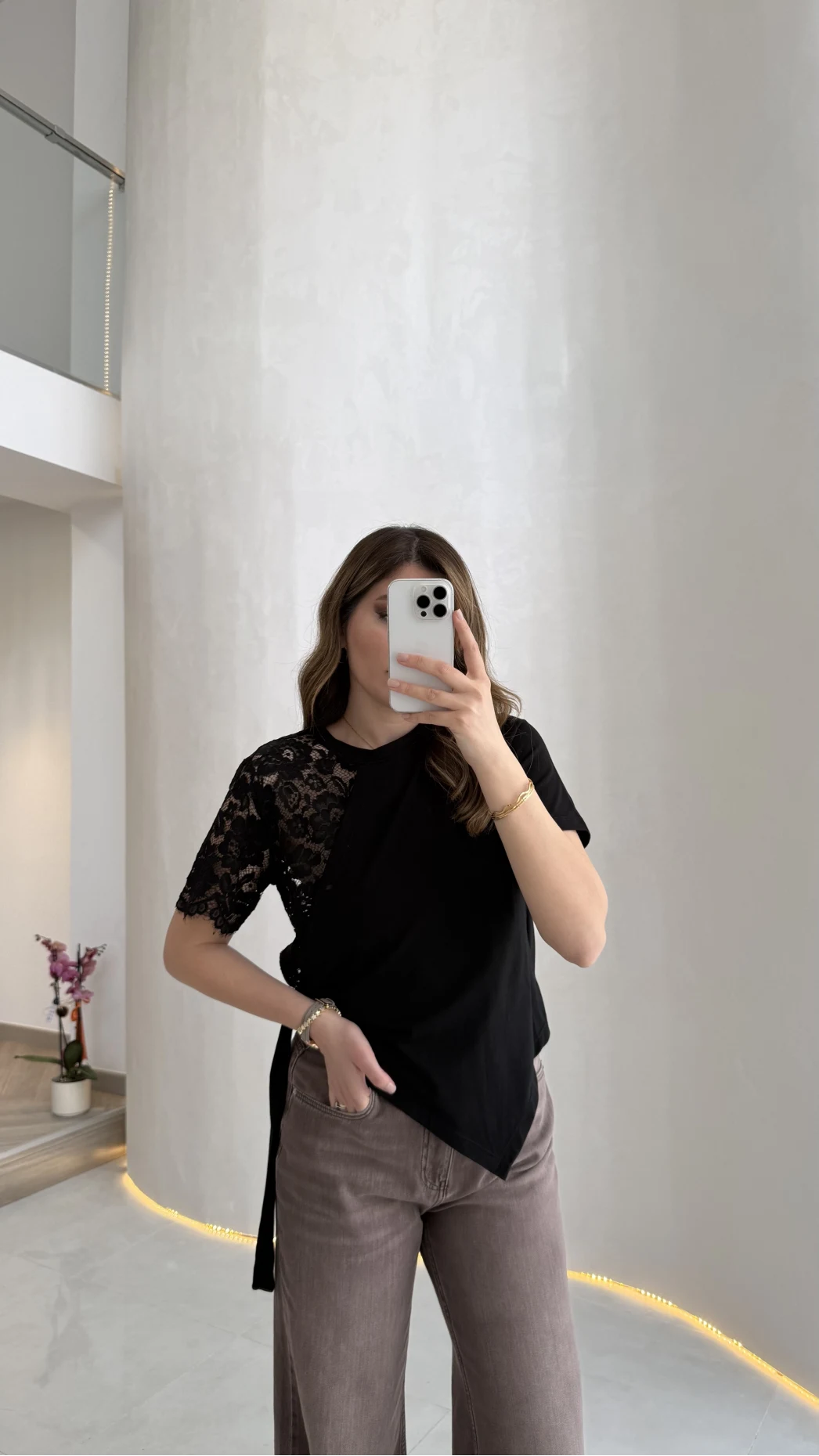 Asimetrik Kesim Dantel Detaylı Kemerli Bluz - Siyah - Kod: 2964